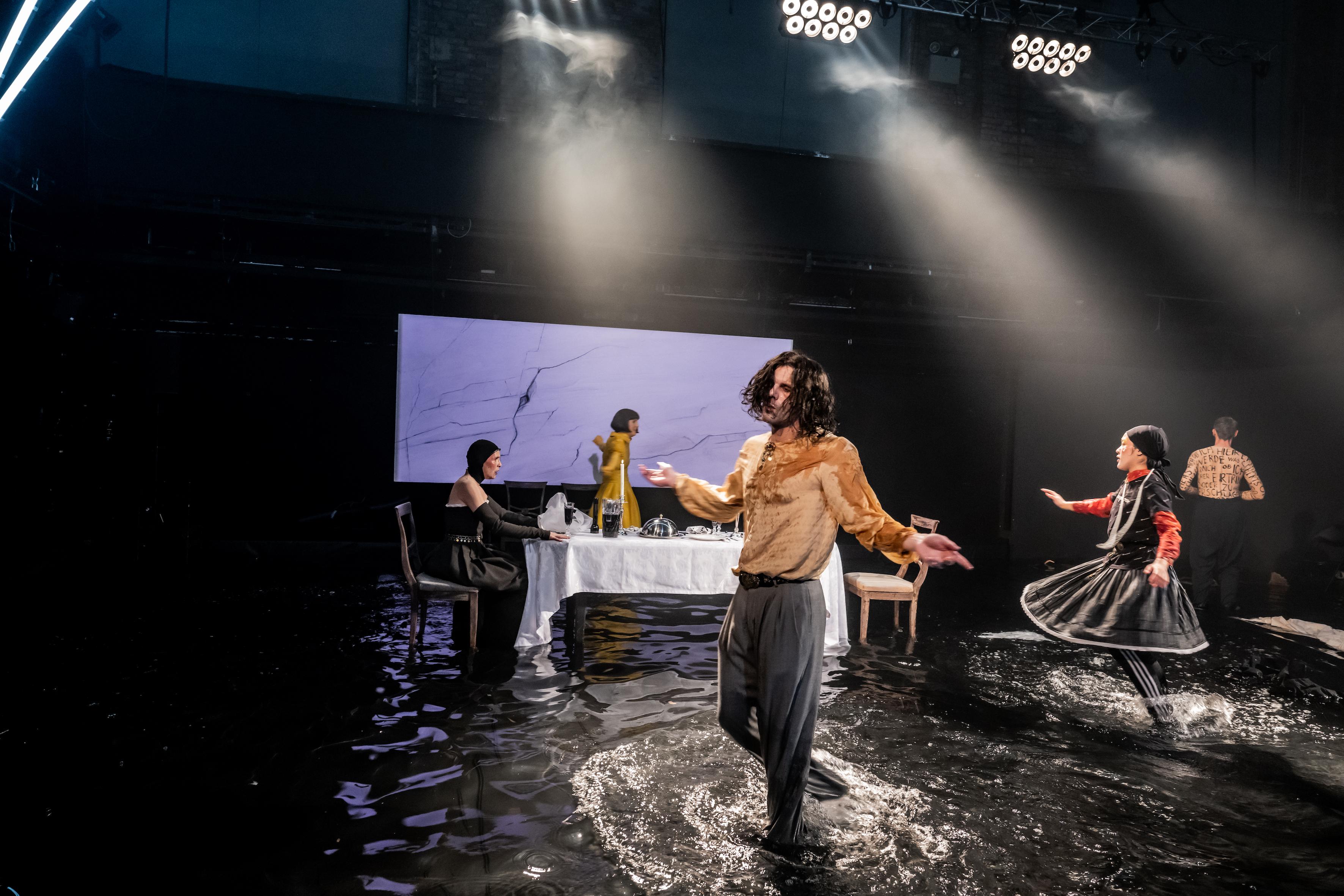 Juliane Köhler, Franziska Hackl, Thiemo Strutzenberger, Felicia Chin-Malenski und Max Mayer in „Athena“, Regie Robert Borgmann am Residenztheater München. Foto Sandra Then