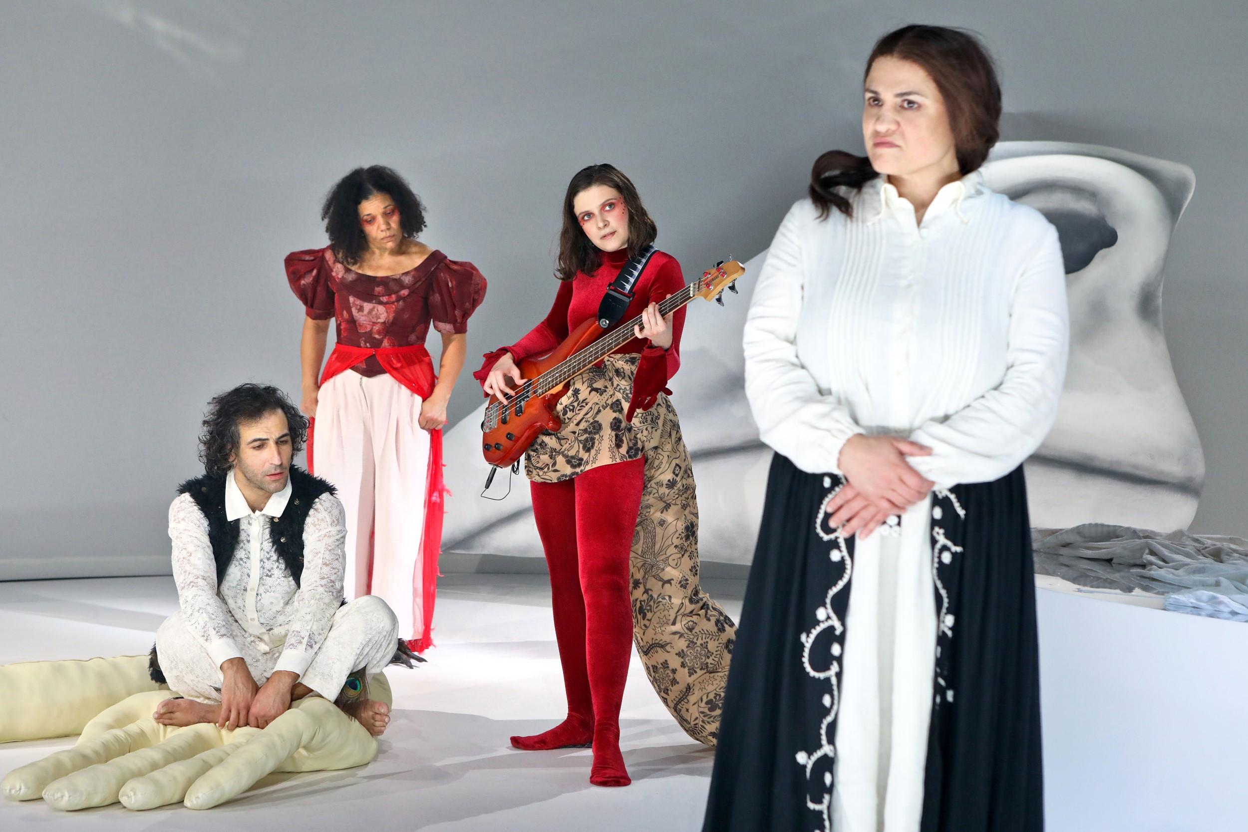 Alaaeldin Dyab, Agnes Lampkin, Daryna Mavlenko und Melek Erenay in „Unser Deutschlandmärchen“ von Dinçer Güçyeter am Theater Münster. Foto Birgit Hupfeld