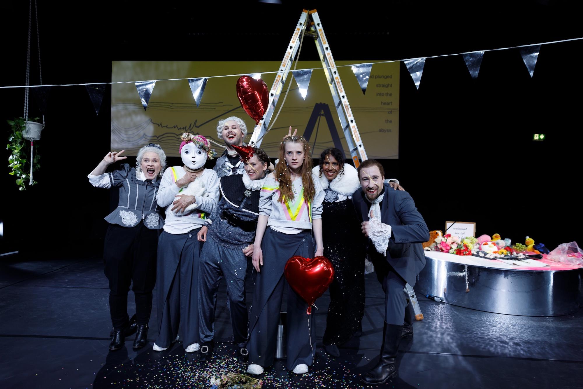 Arad Dabiris „LebenLifeHayat!“ (UA) fragt am Hessischen Landestheater Marburg nach einer Welt ohne Gewalt: In Carola Unser-Leichtweiß’ poetisch-choreografierter Inszenierung widersetzt sich ein Kind dem geplanten Opfer und bringt die Ordnung der „Kinder von Welt“ ins Wanken.