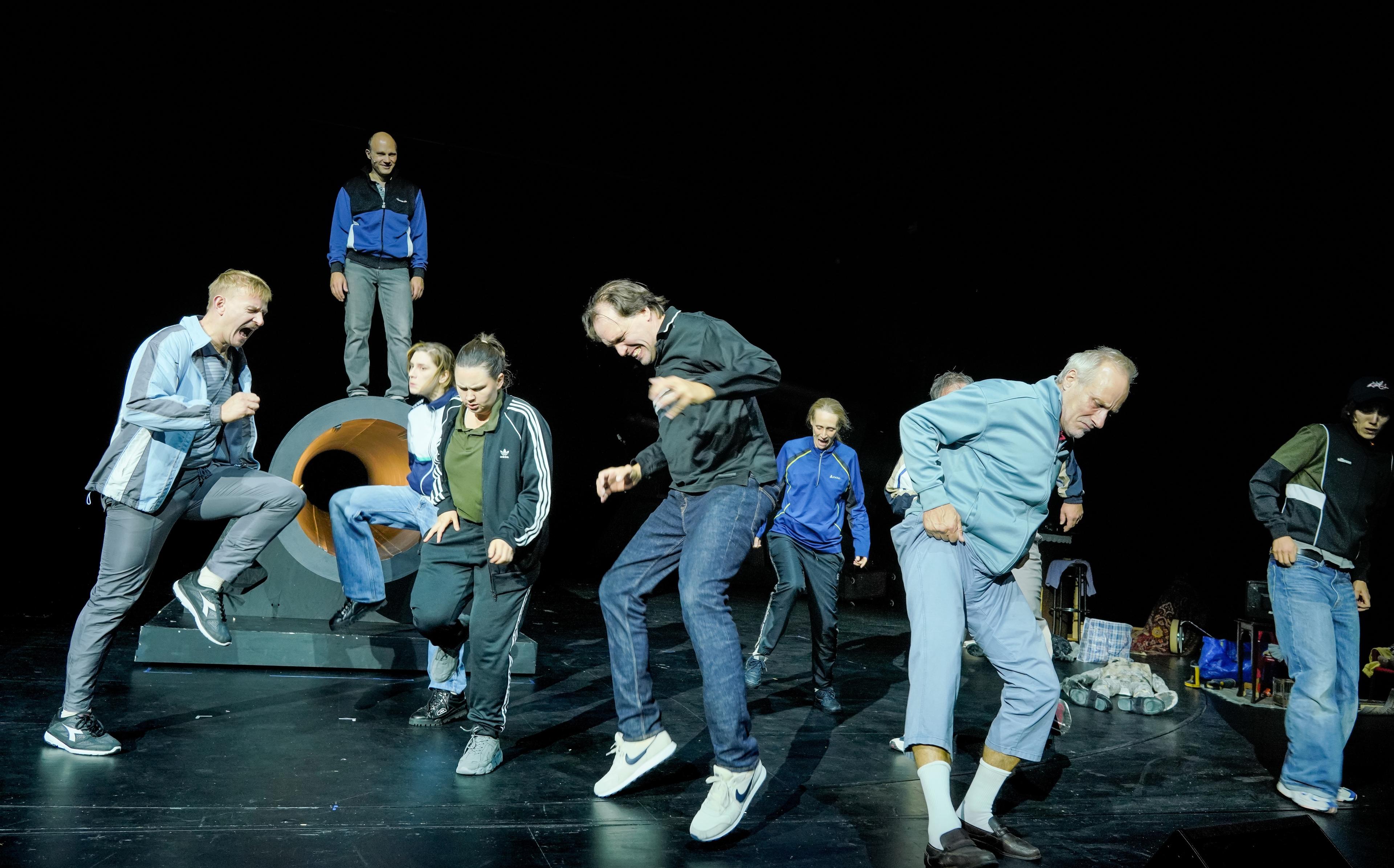 Viele mögliche Schwejks in Aktion – „Die Abenteuer des braven Soldaten Schwejk“ nach Jaroslav Hašek, Bertolt Brecht & einer Recherche zur Schlacht um Bachmut am Schauspiel Frankfurt.