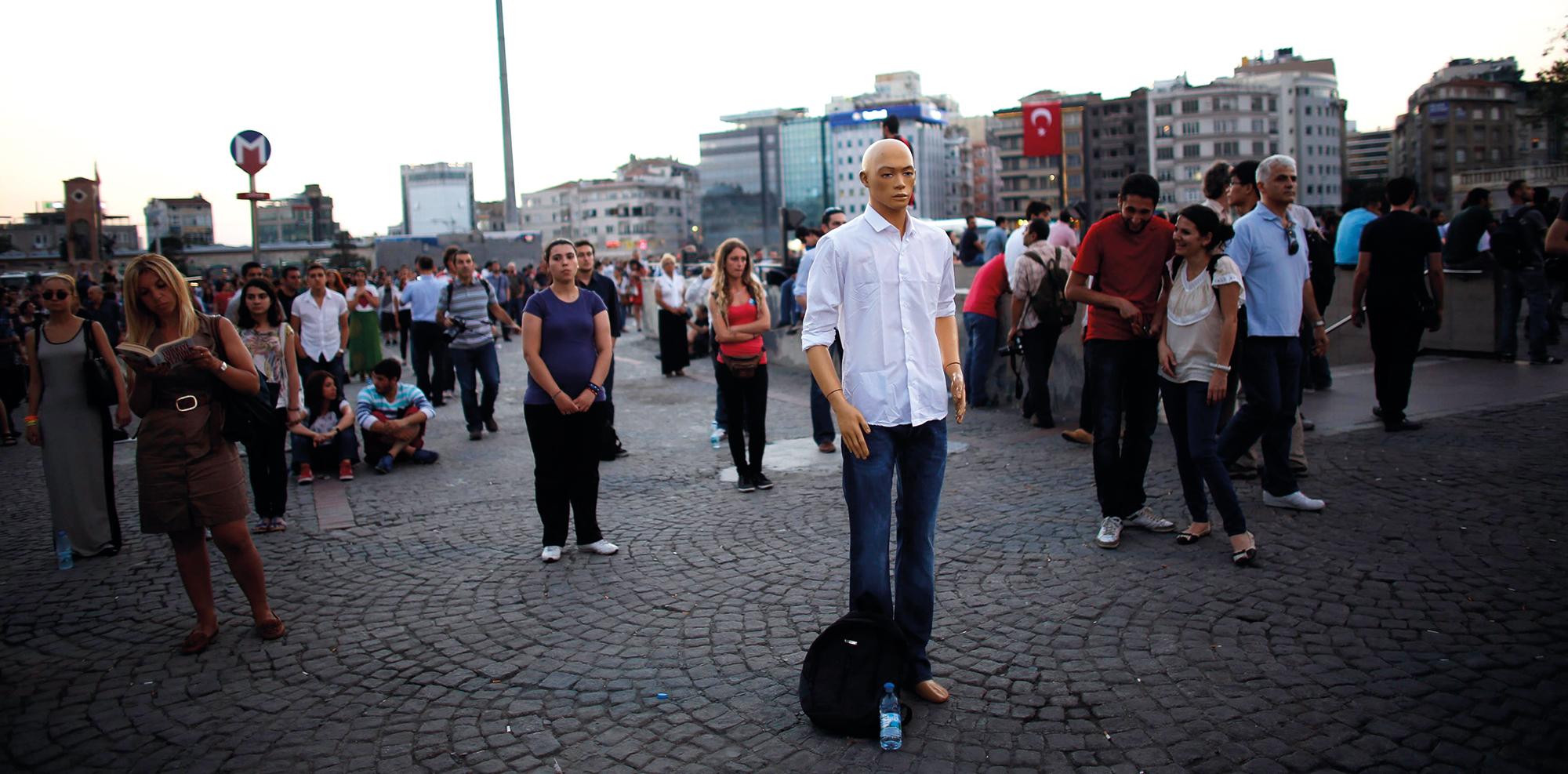 Eine Schaufensterpuppe auf dem Taksim-Platz, 2013