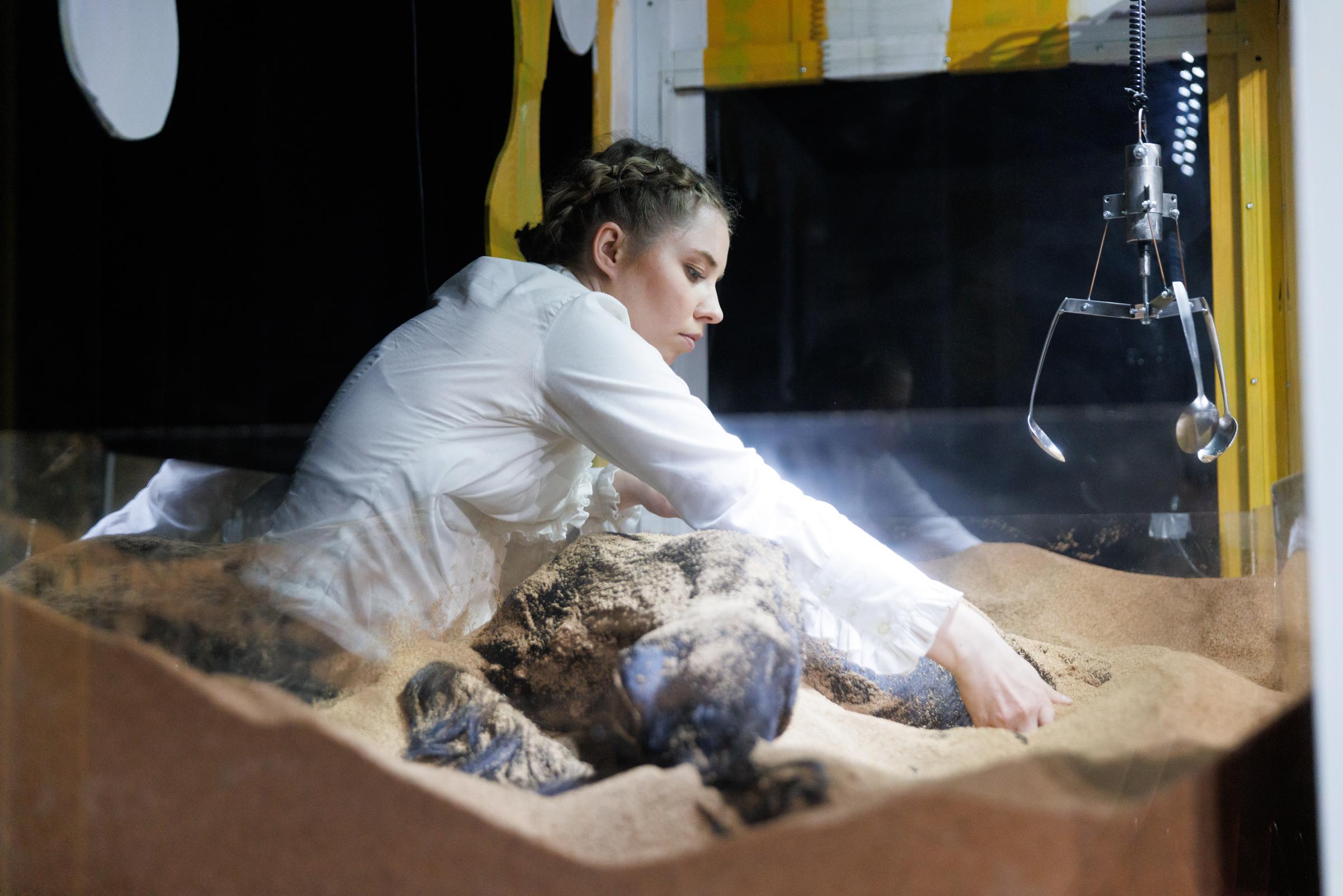 Neben dem Saloon gibt es auf der Bühne auch Spielautomaten – mit Sand gefüllt: Die Uraufführung von „Euromüll“ von Ivana Sokola am Hessischen Landestheater Marburg. Foto Jan Bosch