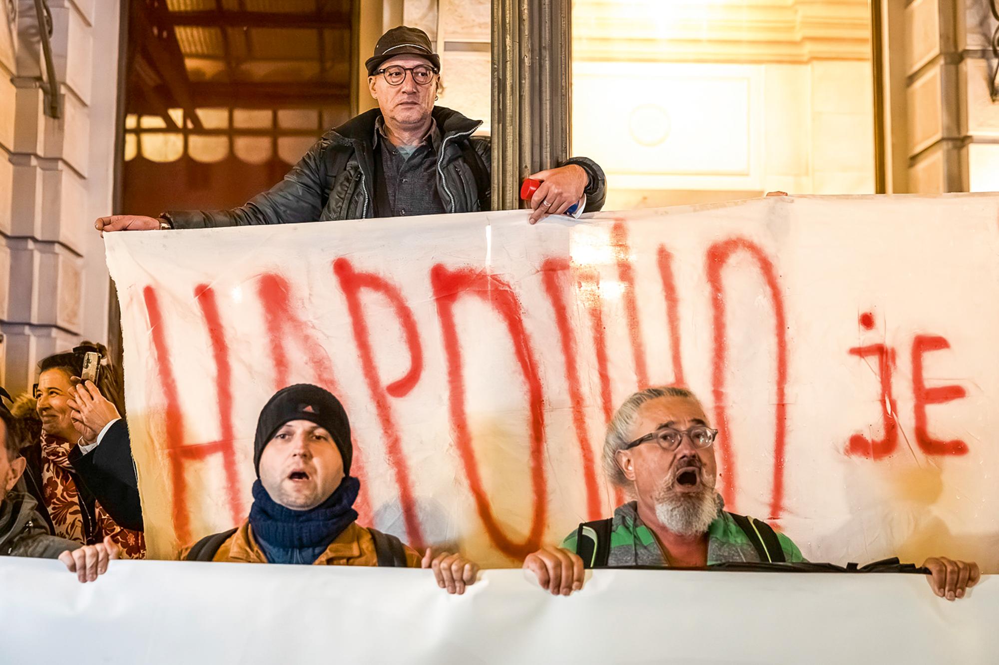 Theaterschaffende und Studierende protestieren im Belgrader Nationaltheater