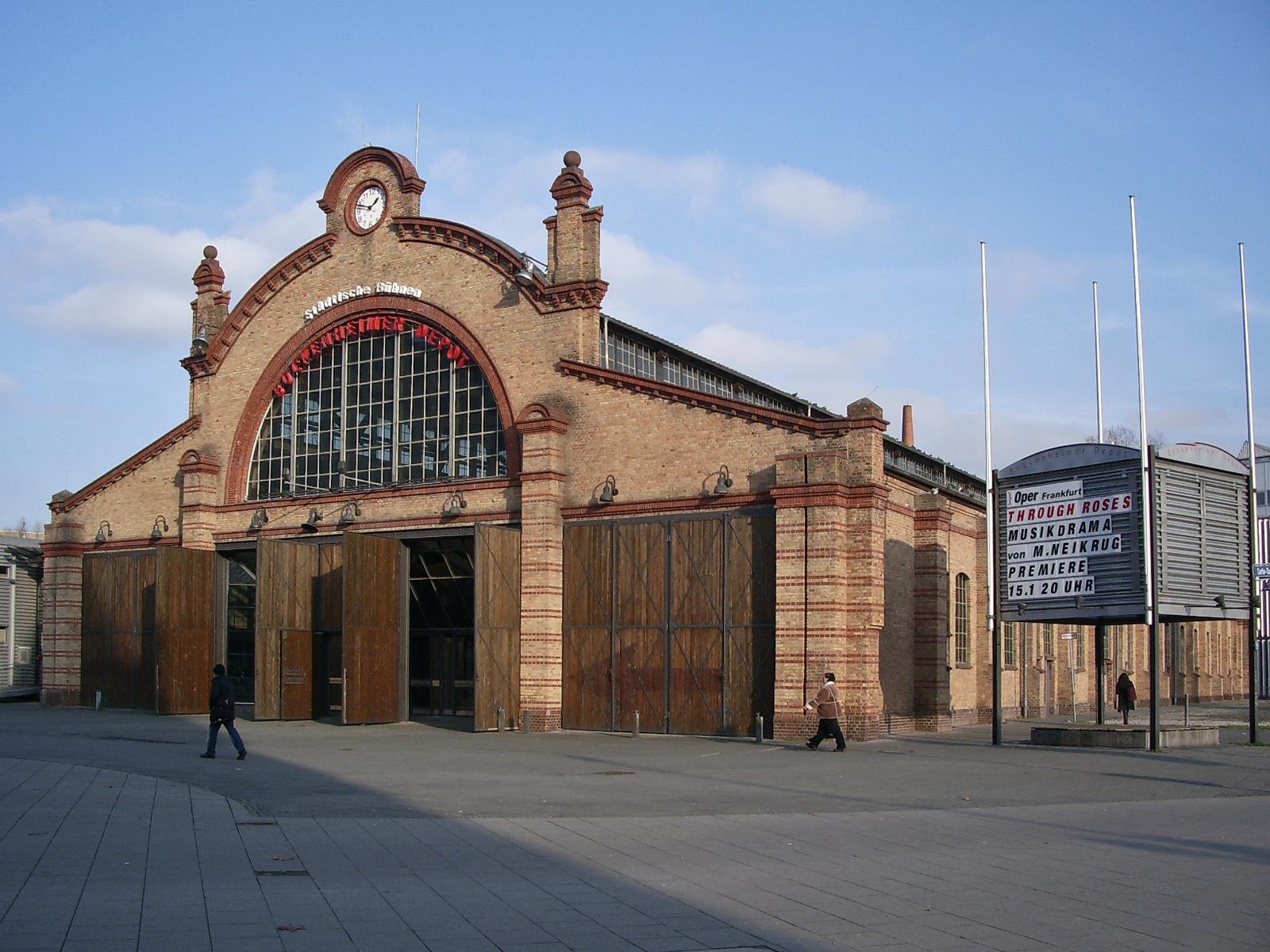 Ehemaliges Straßenbahndepot in Frankfurt-Bockenheim, heute ein Theater. Selbst fotografiert am 21. Dezember 2005. V