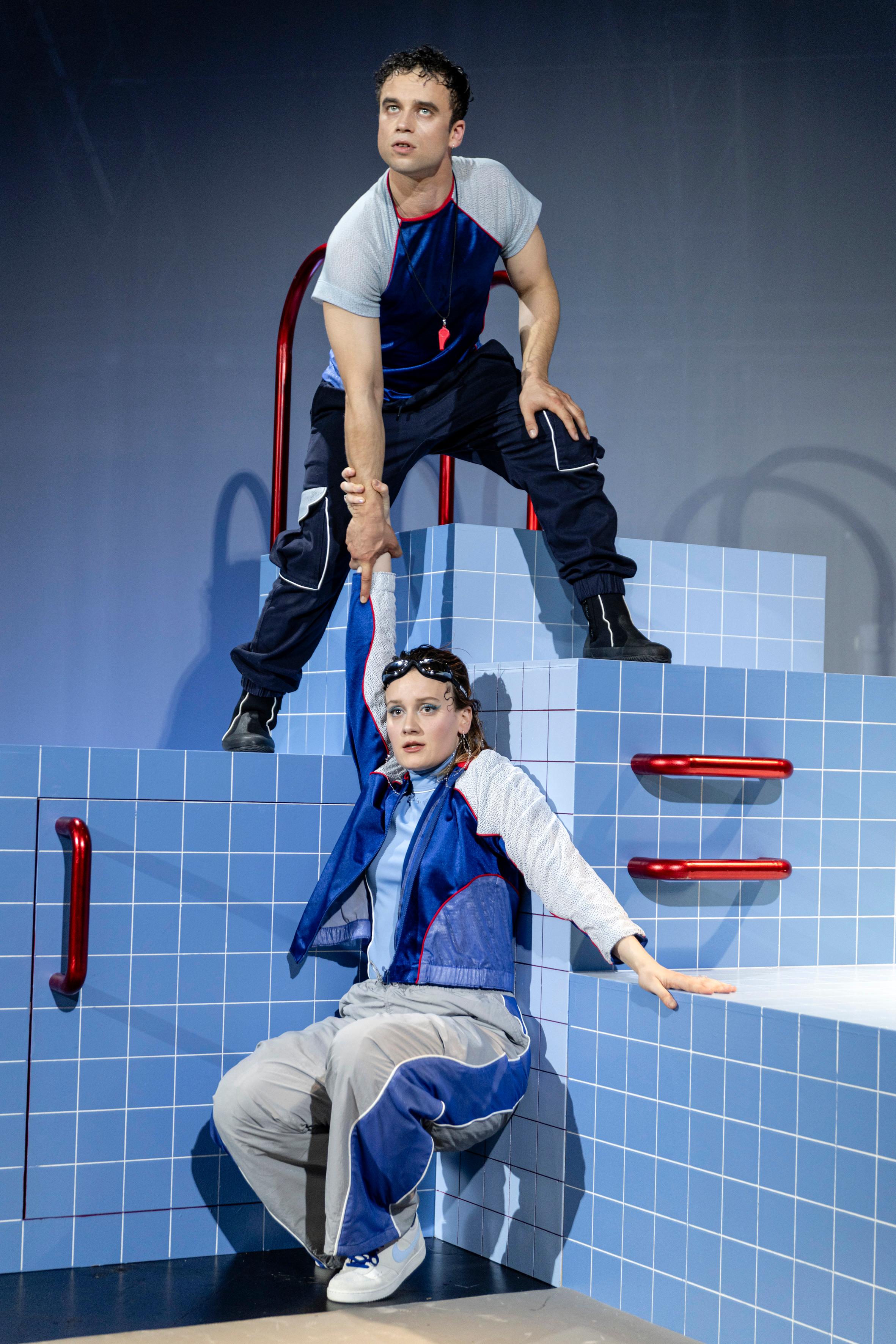 Nellie Fischer-Benson und Alban Mondschein in „Unter Wasser“ in der Regie von Alisa Guberman am Staatstheater Hannover. Foto Isabel Machado Rios