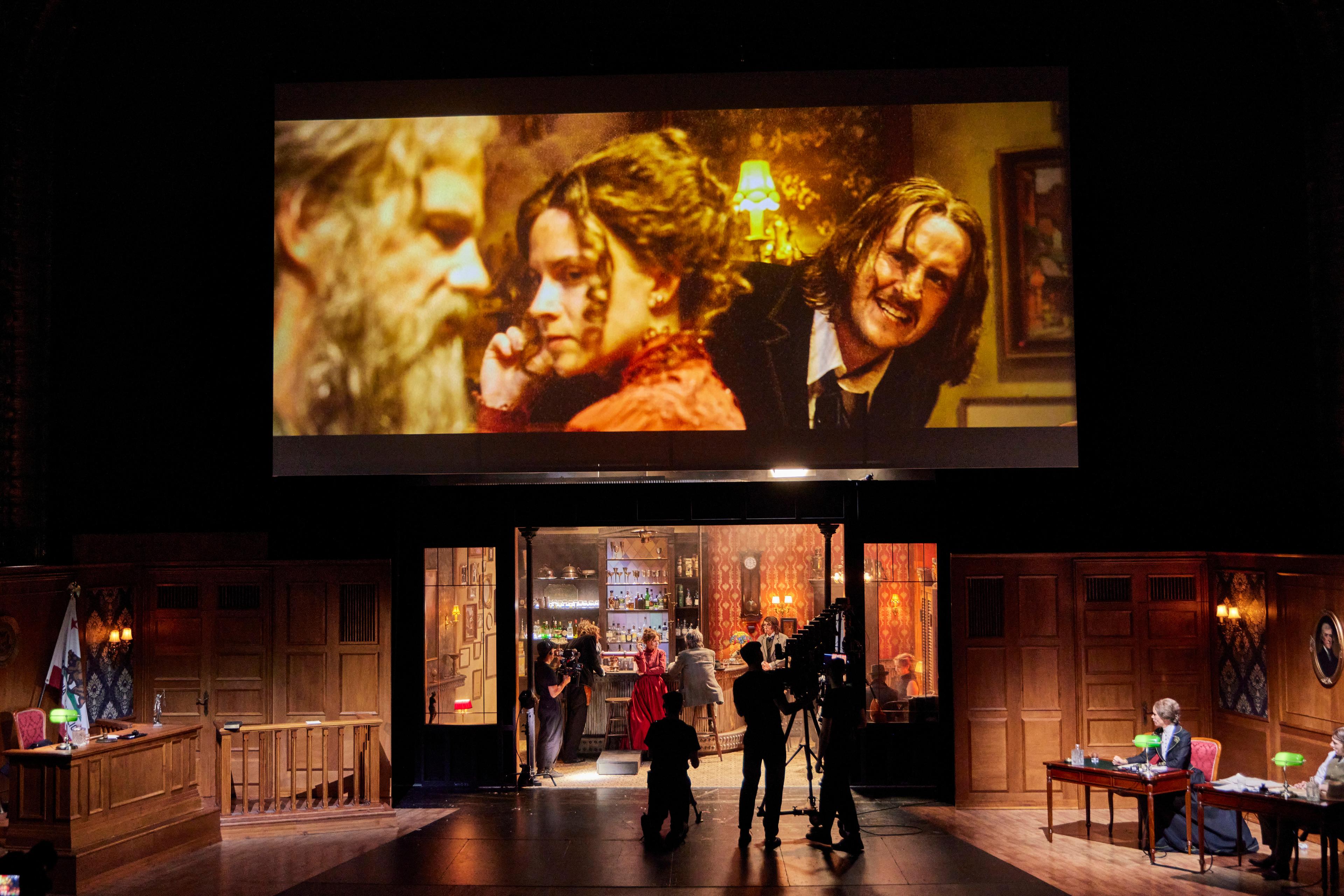 Frank Genser, Lavinia Nowak, Elias Eilinghoff sowie unten Lavinia Nowak, Frank Genser, Uwe Schmieder, Evi Kehrstephan, Fabian Reichenbach in „Bullet Time“ in der Regie von Kay Voges am Volkstehater Wien. Foto Marcel Urlaub // Volkstheater