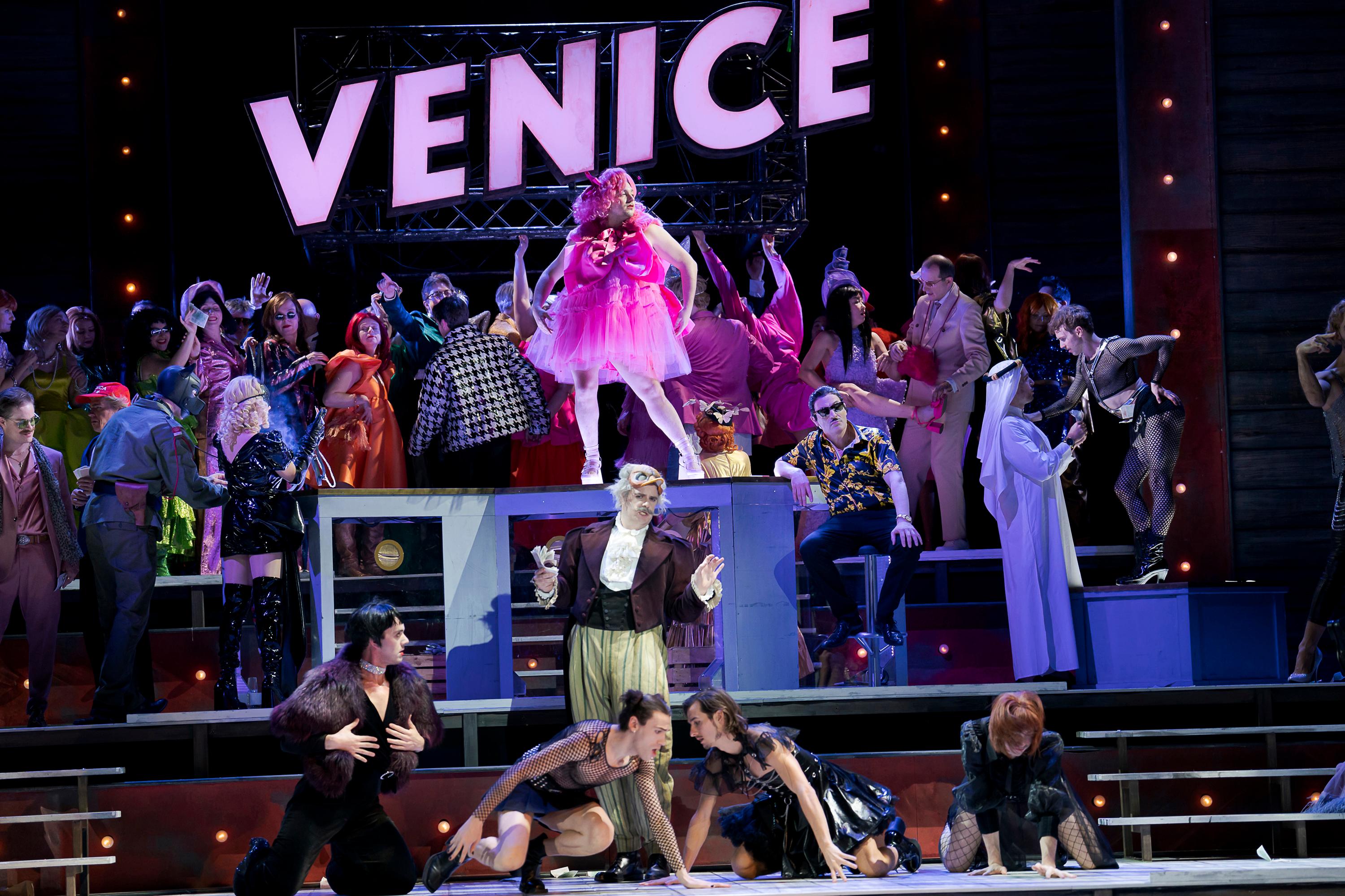 Candide ist überzeugt: „Life is happiness indeed“ – „Candide“ am MusikTheater an der Wien in der Regie von Lydia Steier. Foto Werner Kmetitsch