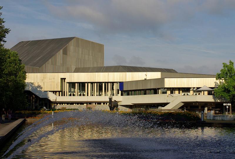 Badisches Staatstheater Karlsruhe, davor der Musengaul von Jürgen Goertz