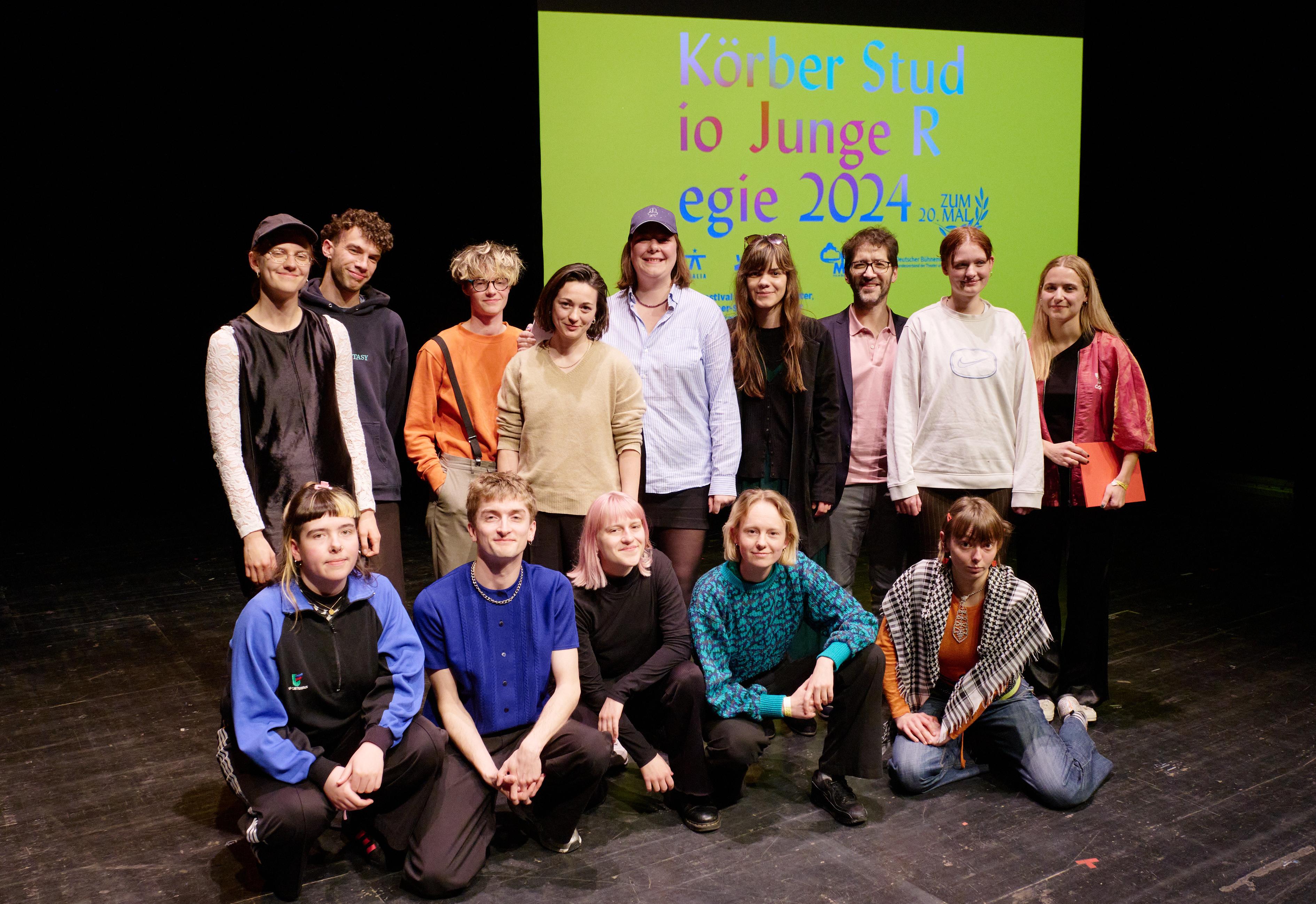 Der diesjährige Jahrgang des Körber Studios: Kaija Knauer, Jakob Altmayer, Sascha Malina Hoffmann, Pia Epping, Lily Kuhlmann, Bianca Thomas, Julián Ignacio Garcés, Merle Zurawski, Giulia Giammona, Rabea Porsch, Marci Hilma Friebe, Hannah Helbig, Sophie Glaser, Maria Zandvlie  Foto Körber Stiftung / Fabian Hammerl