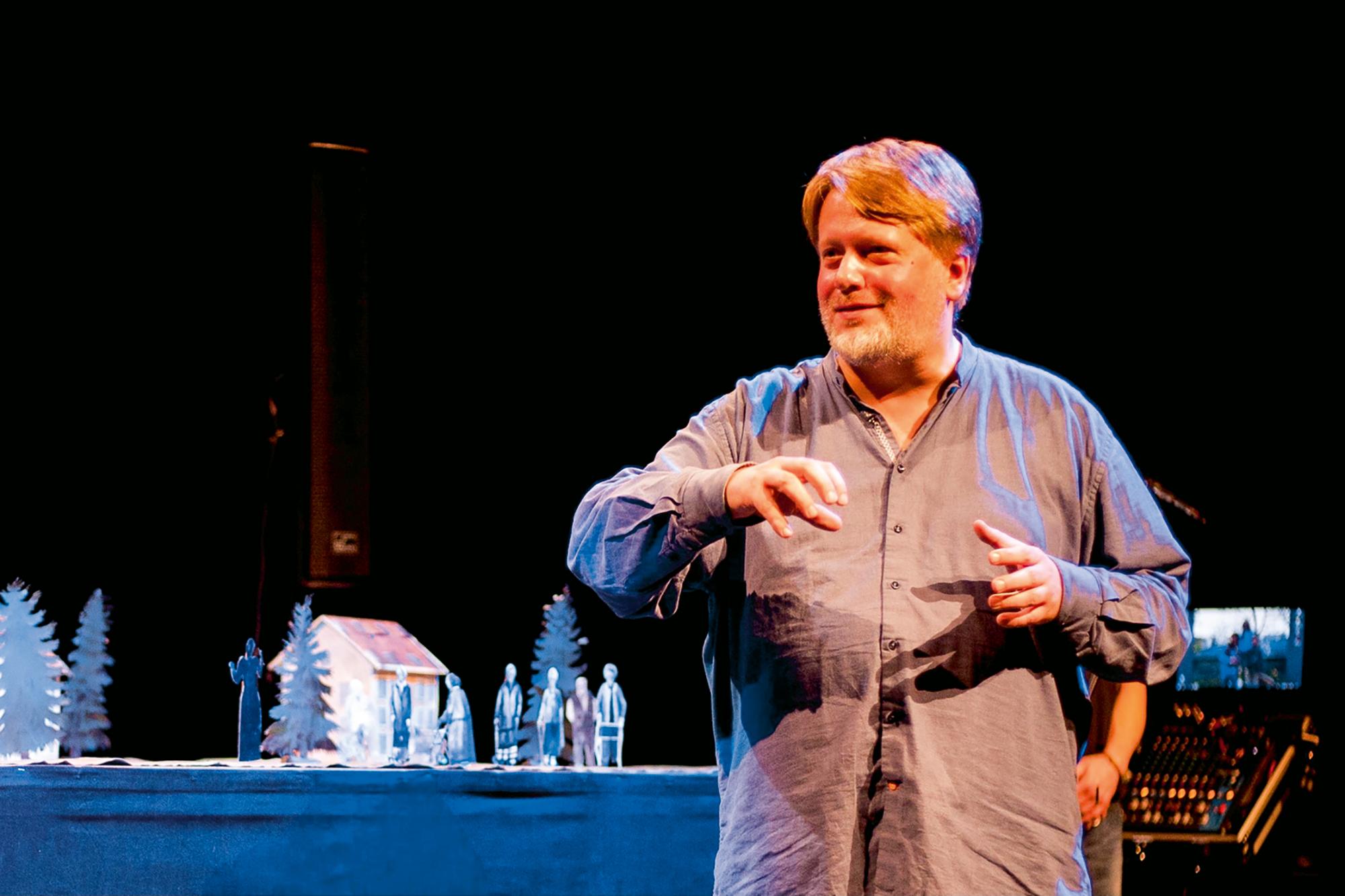 Georg Genoux in seiner Inszenierung „Das Land, das ich nicht kenne“ am Thespis Zentrum in Bautzen