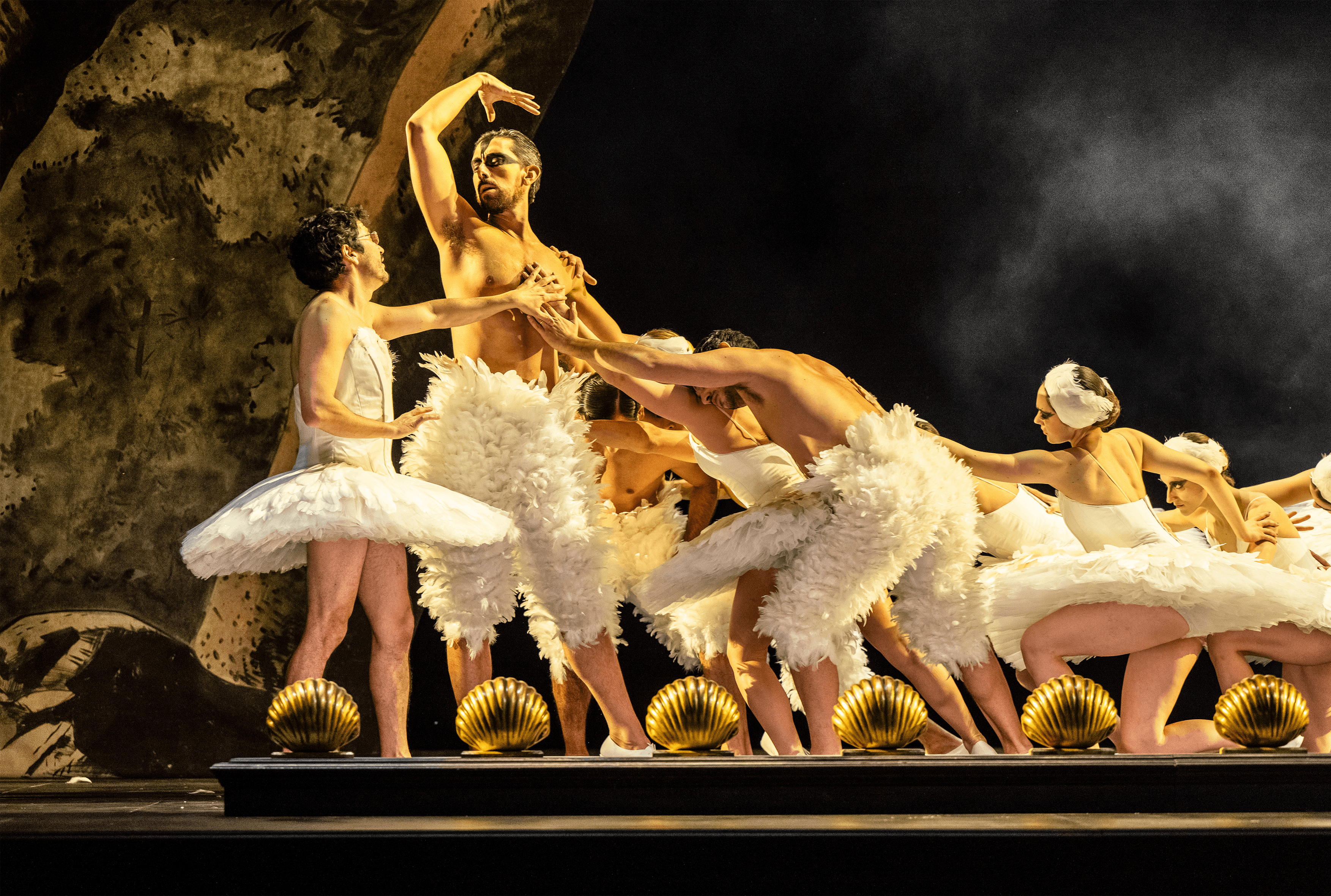 Mathias Vidal als Platée und Evan Hughes als Jupiter in Rameaus „Platée“ am Opernhaus Zürich. Foto Toni Suter