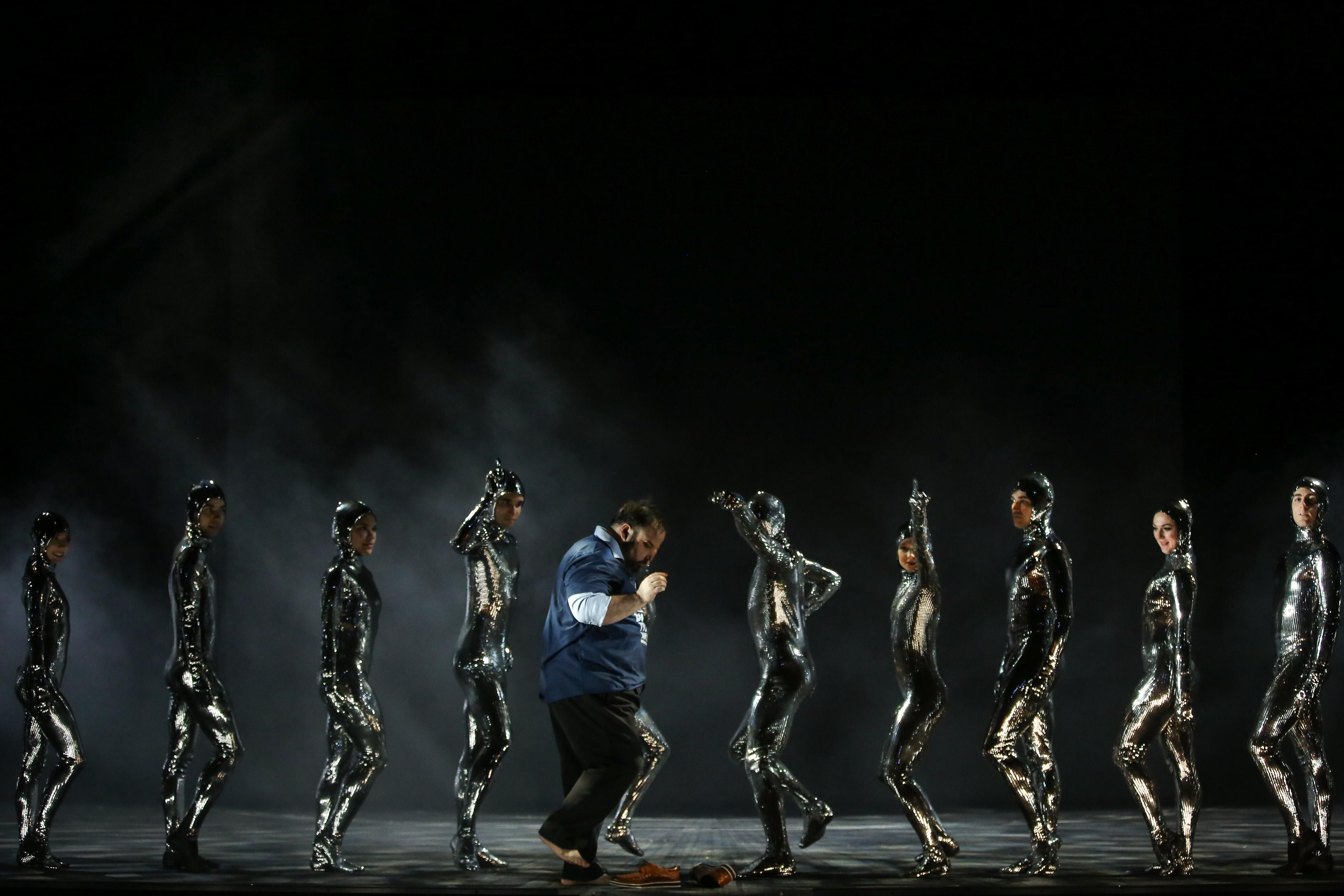 Timothy Fallon als Talkshowmoderator Friedrich Quant in einer Showtanznummer mit dem Wiener Staatsballett. 