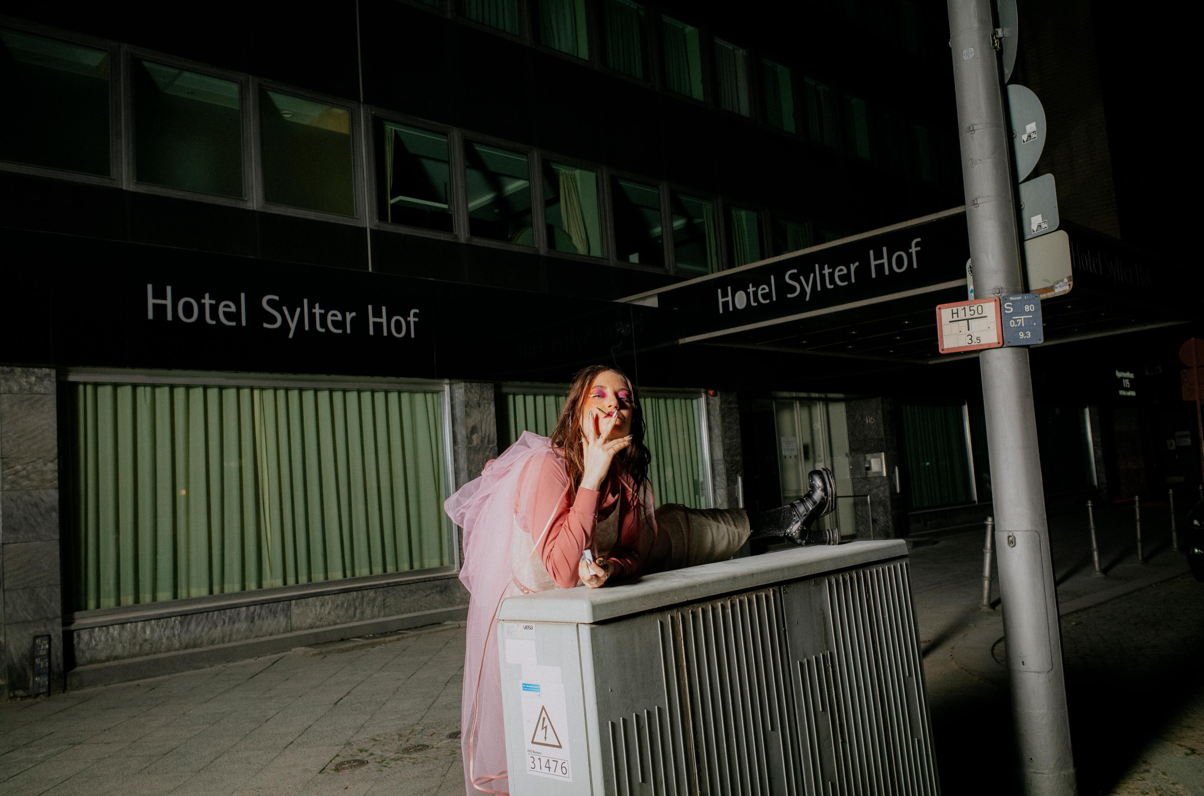 Fatima Çalışkans Arbeit „Faserland-Boys und Ich – Labern über Männerliteratur“ war am Ballhaus Ost zu sehen. Foto Marcus Glahn