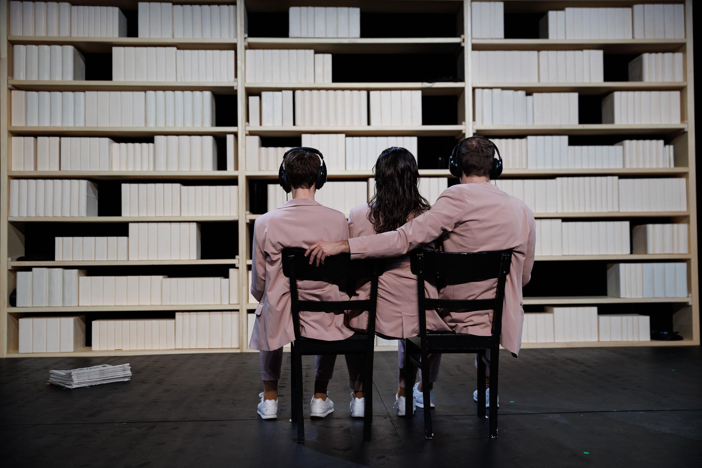 Mechthild Grabner, Zenzi Huber und Christian Simon in „Die Welt im Rücken“ nach Thomas Melle in der Regie von Eva Lange am Hessischen Landestheater Marburg. Foto Jan Bosch