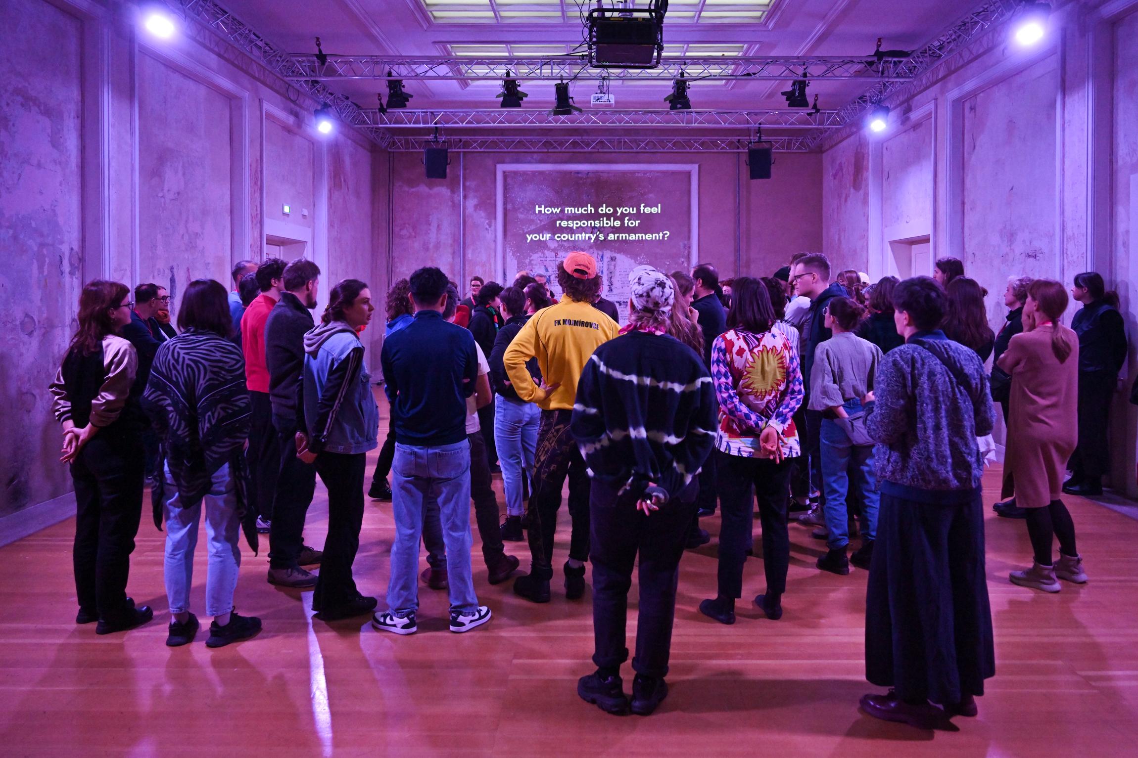 Bence György Pálinkás und Tímea Töröks Arbeit „Preparation for a Less-Lethal War“ auf dem Kulturforum „Transformation Forever“ in Hellerau.