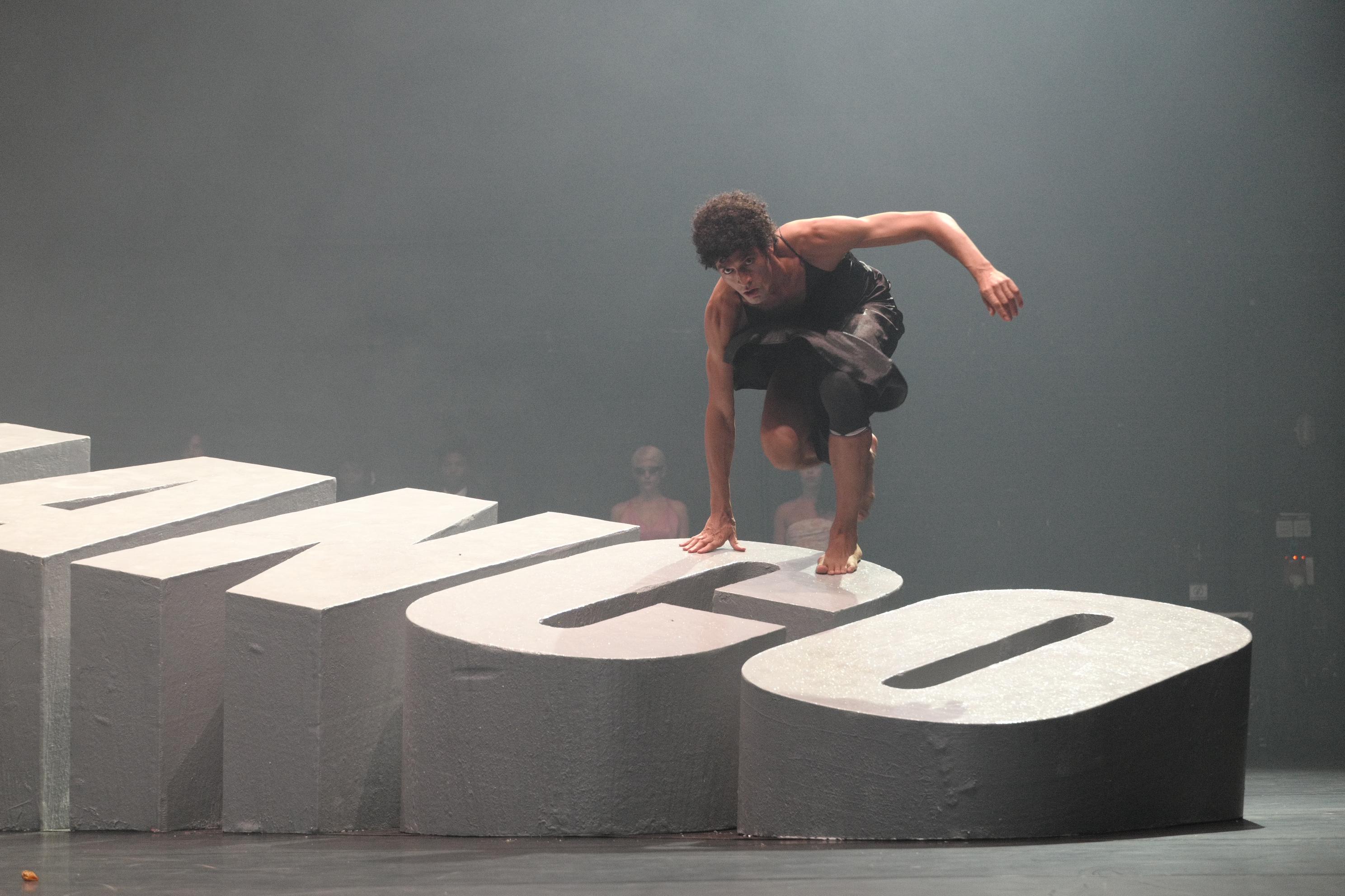 Moses Leo in „Ich nehm’ dir alles weg – Ein Schlagerballett“ von Joana Tischkau. Foto Lennard Brede