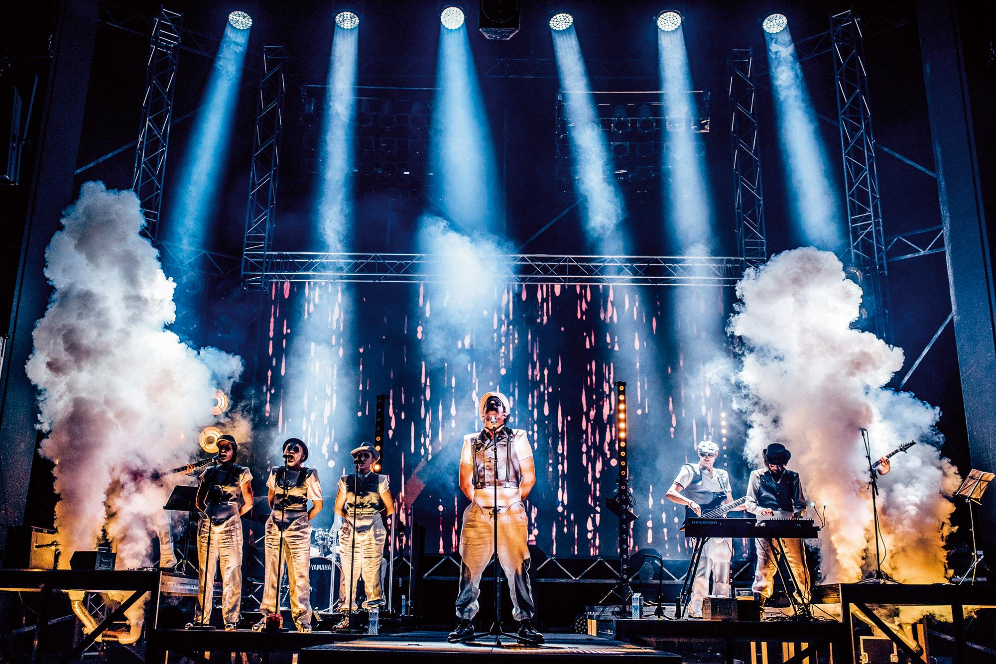 Nahuel Häfliger (Alex) und Ensemble (Band) von „A Clockwork Orange“ nach Anthony Burgess in der Regie von Hasko Weber am Deutschen National Theater Weimar