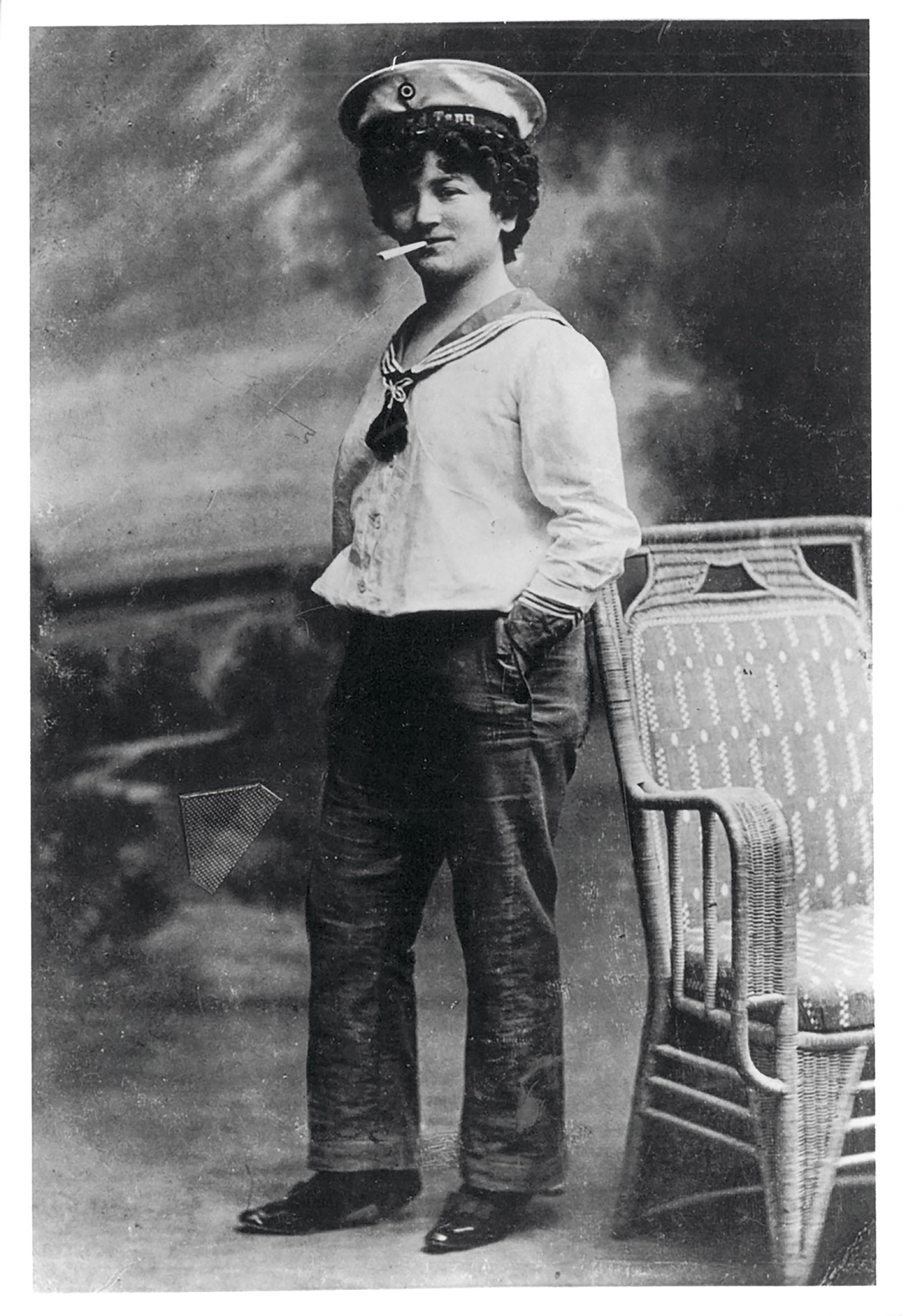 Fotografie von Wasserminna, bürgerlich Minna Schulze, war eine berühmte Schwimmkünstlerin und Stuntwoman, die zwischen 1900 und 1920 in zahlreichen Wasserszenen der Zirkuspantomimen von Circus Busch auftrat (ca. 1920).