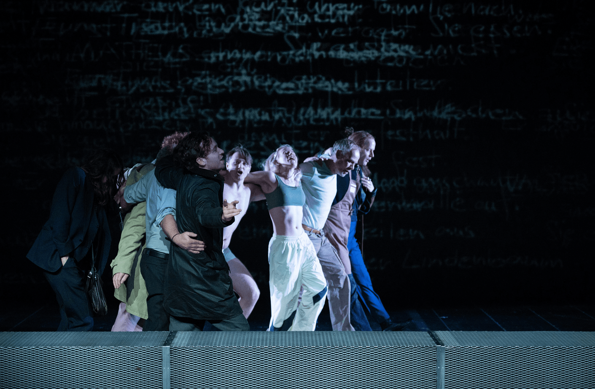 Tim Bülow, Felix Jordan, Camille Dombrowsky, Matthias Leja, Gábor Biedermann in der Uraufführung von „Ein dunkles, dunkles, dunkles Blau“ von Simon Stephens in der Regie von Elmar Goerden am Schauspiel Stuttgart. Foto Björn Klein