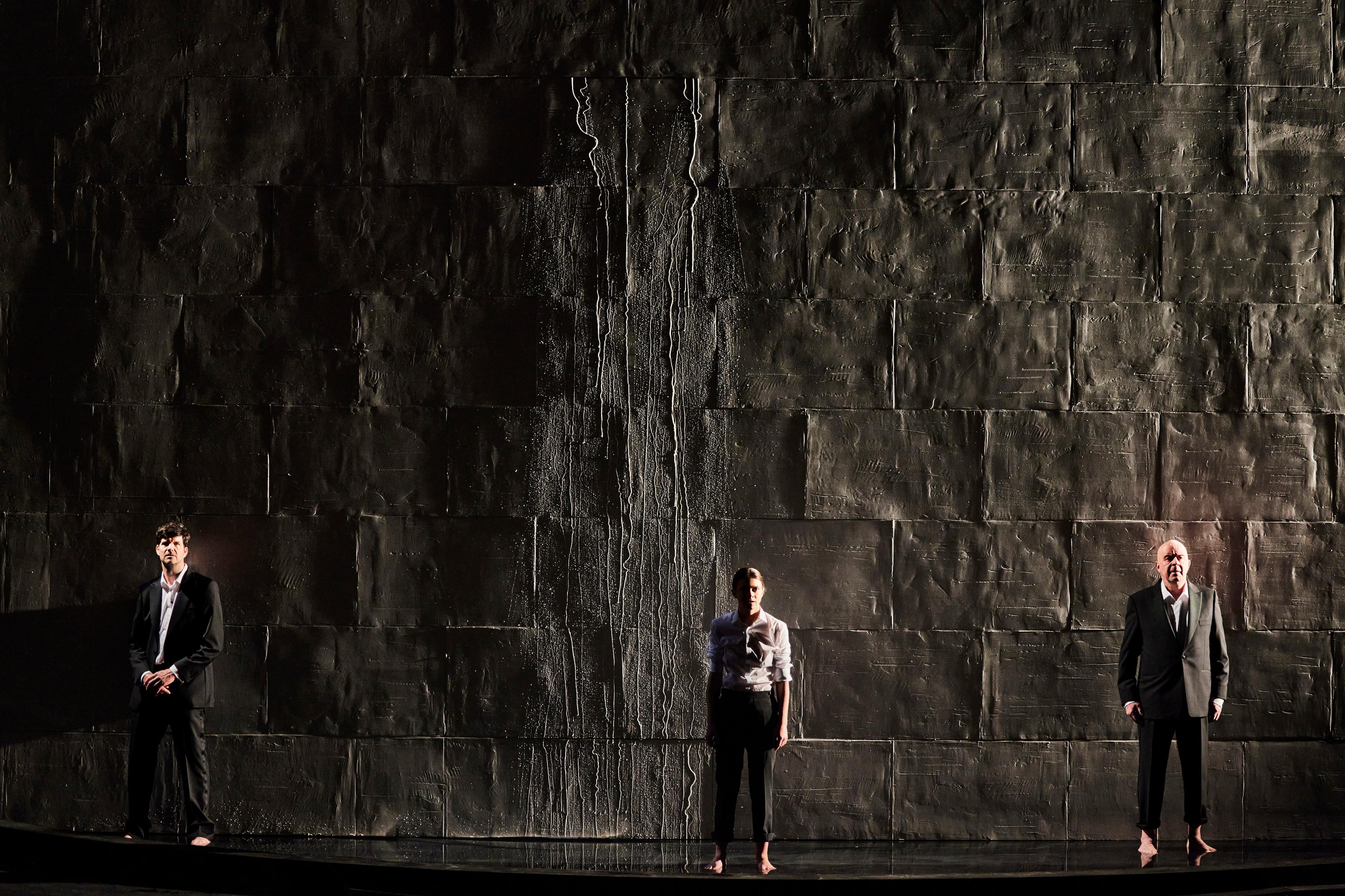 Frank Genser, Lavinia Nowak und Stefan Suske in „Rom“ in der Regie von Luk Perceval am Wiener Volkstheater. Foto Marcel Urlaub // Volkstheater