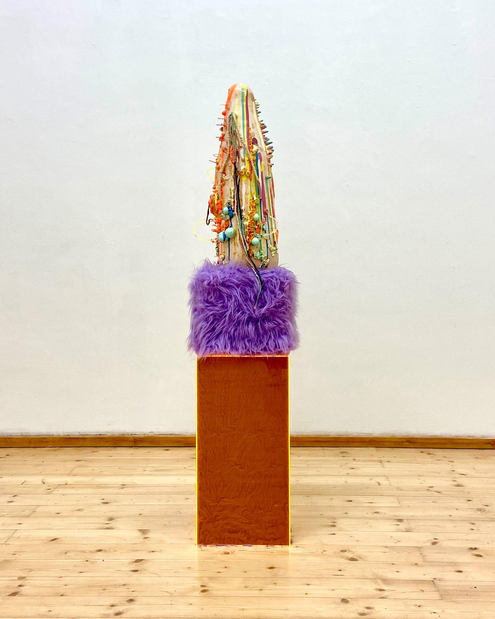 UNIDENTICAL DUDE 2019. Fiberglas, Stoff, Acryl, Acrylglas, Silikongummi, Silikon, Latex, Epoxidharz, Theremin, Lautsprecher, Batterie 36 × 36 × 177 cm
