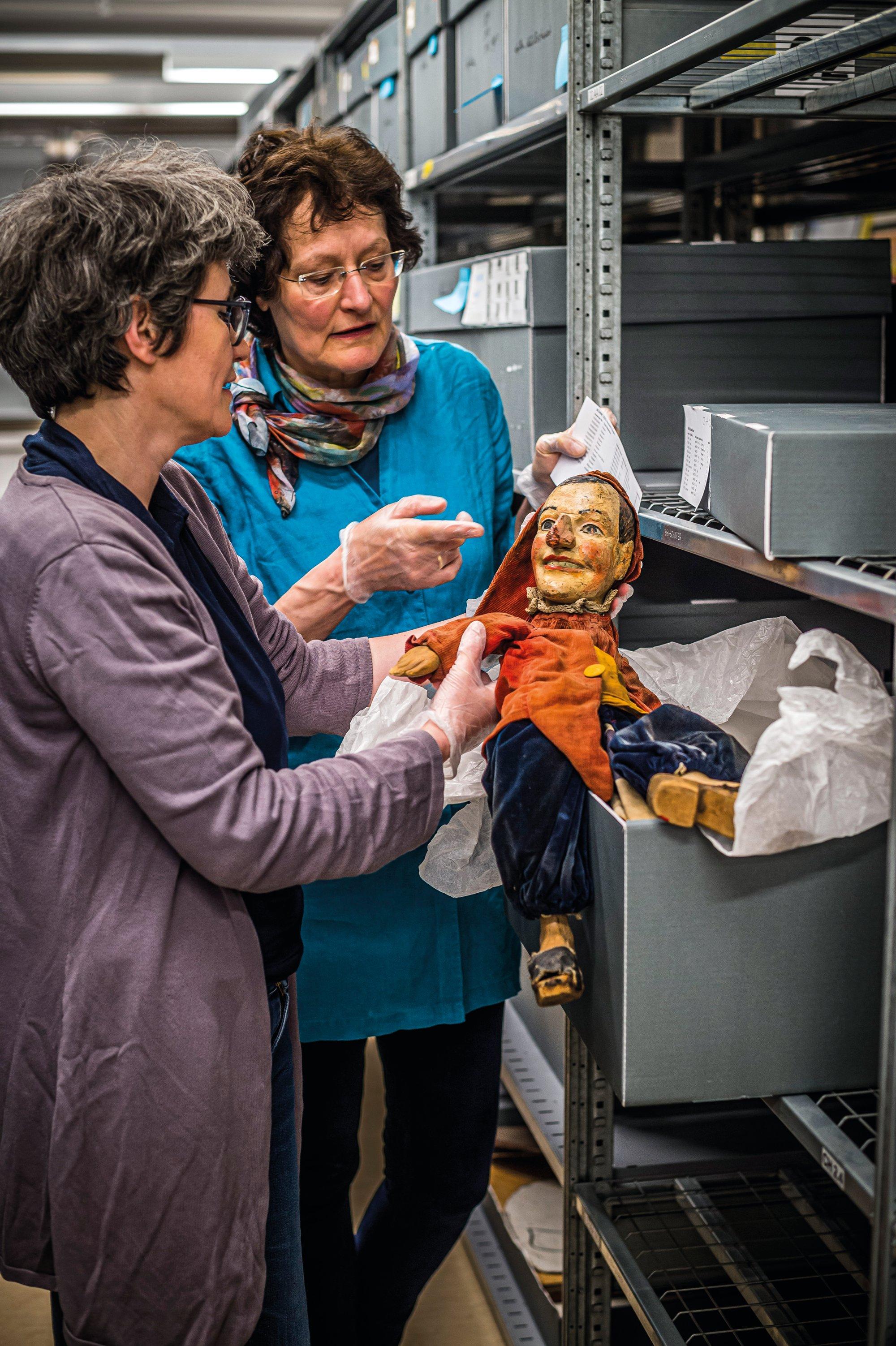 Antonia Napp und Silke Technau im Puppendepot.