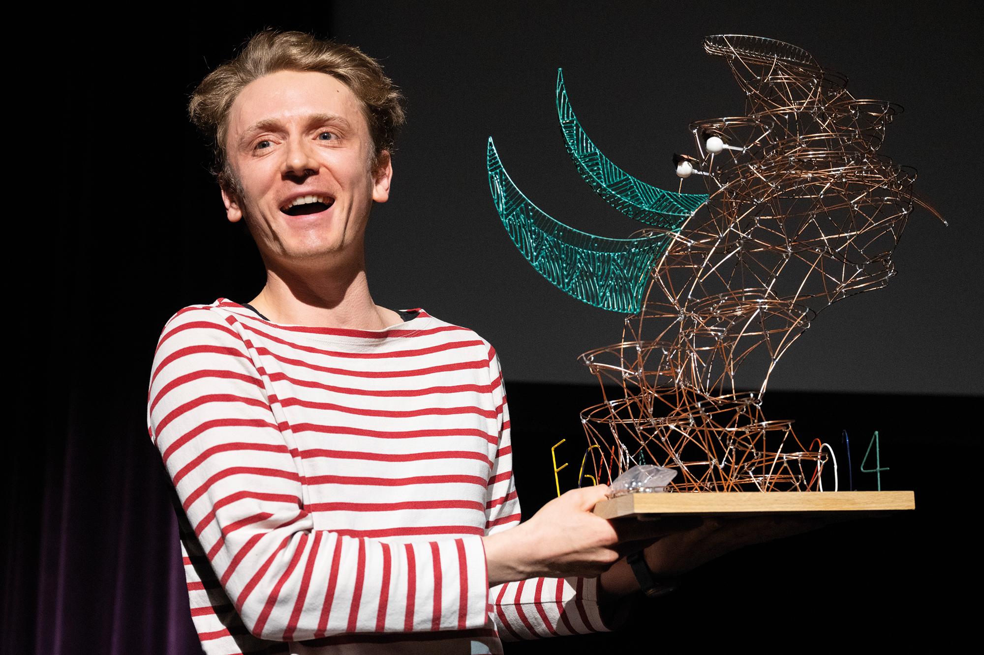 Moritz Praxmarer mit der Grünschnabel-Trophäe beim Figura Festival 2024