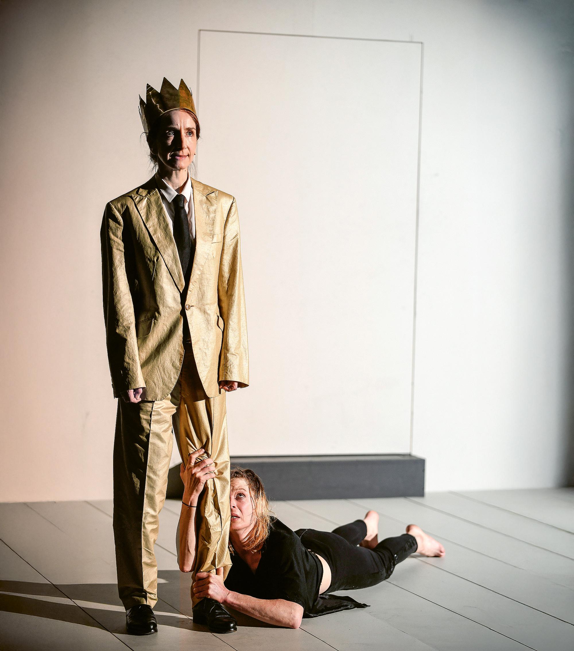 Claudia Hübbecker und Jana Schulz in „Medea“ — von Euripides — Regie: Roger Vontobel. Düsseldorfer Schauspielhaus 2017