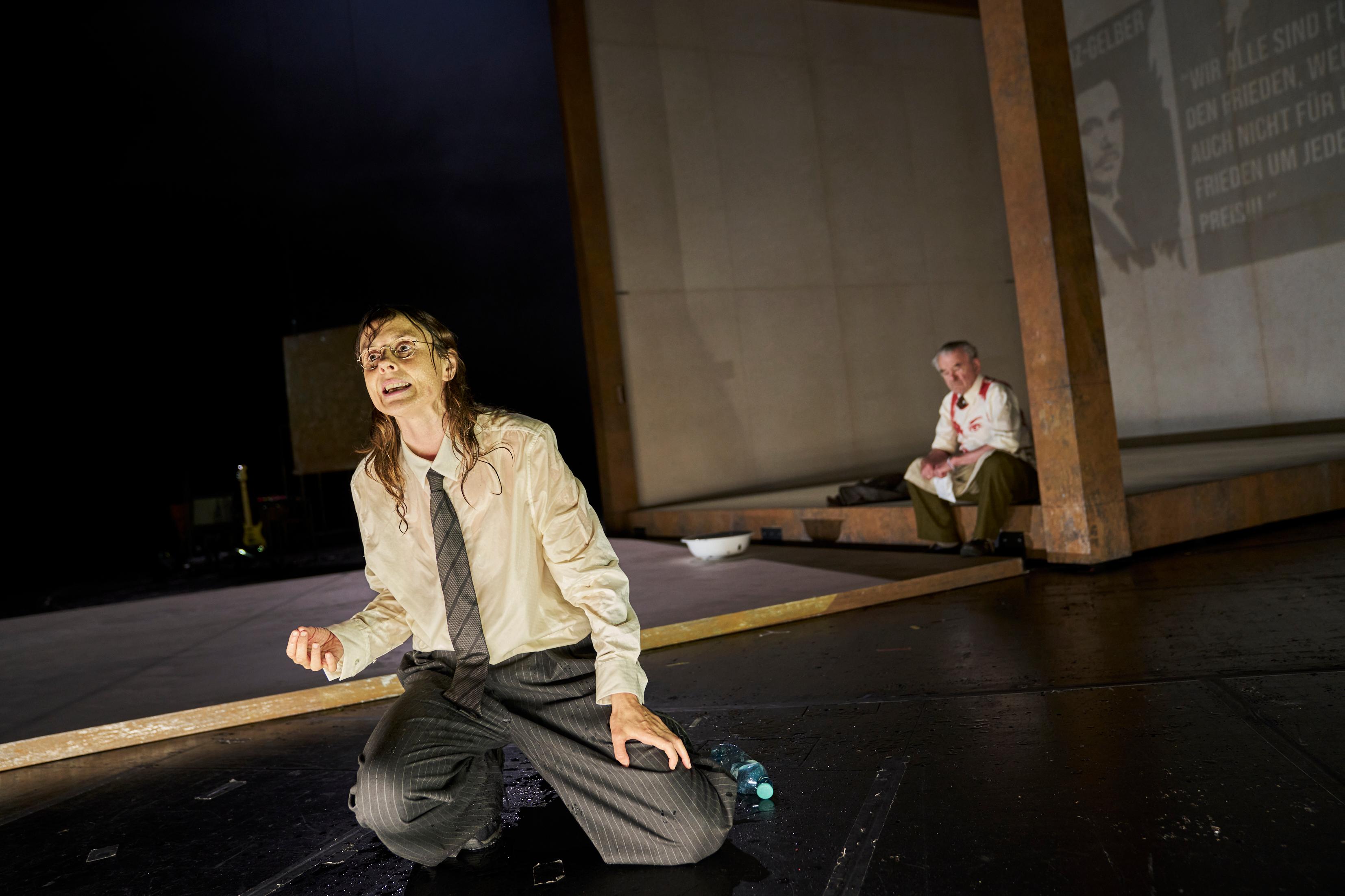 Elisa Plüss und Branko Samarovski in „Die letzten Tage der Menschheit" in der Regie von Dušan David Pařízek bei den Salzburger Festspielen. Foto Tommy Hetzel/BURG