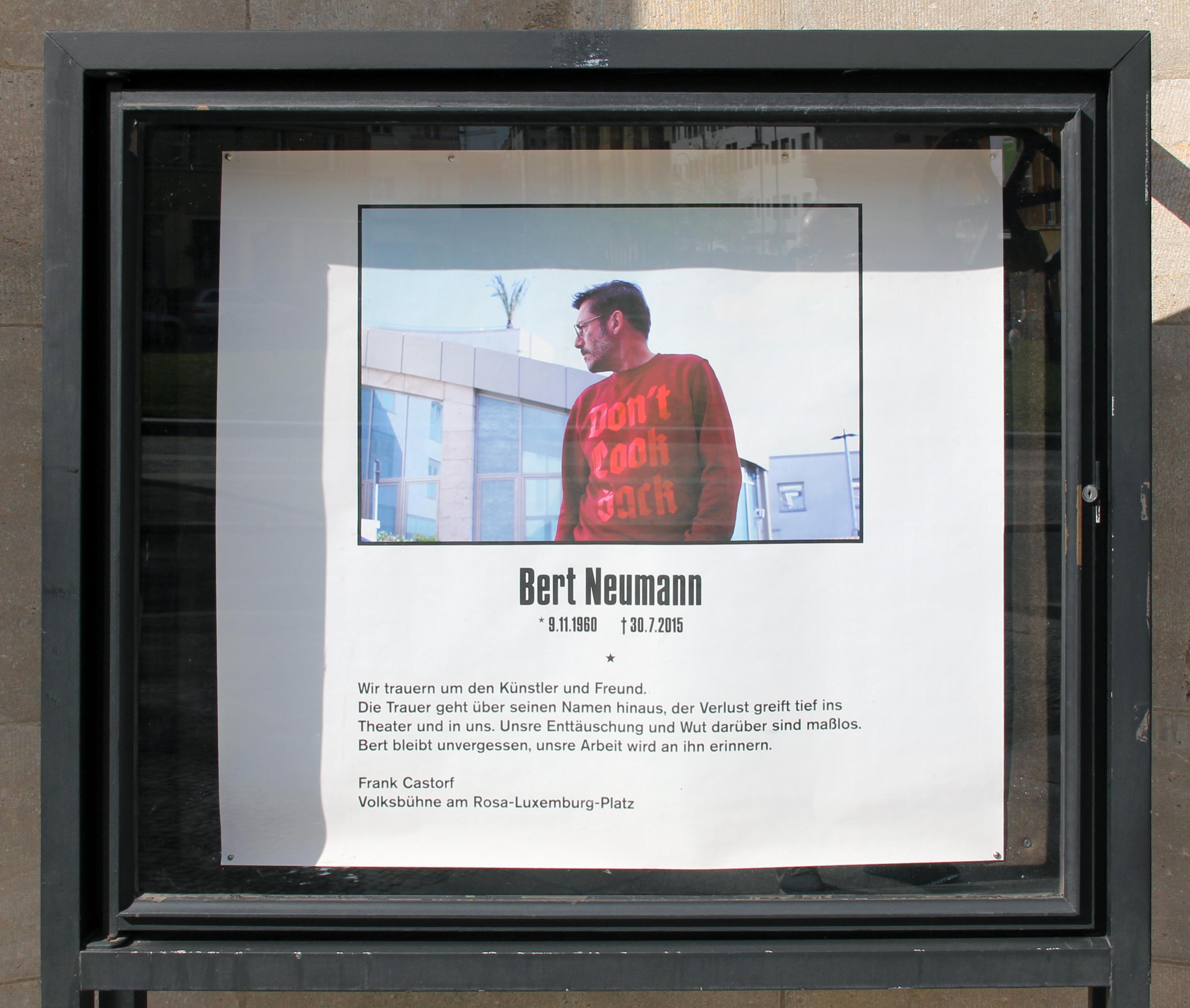 Die Gedenktafel zu Bert Neumanns Tod an der Volksbühne 2015. Foto Wikimedia commons | OTFW