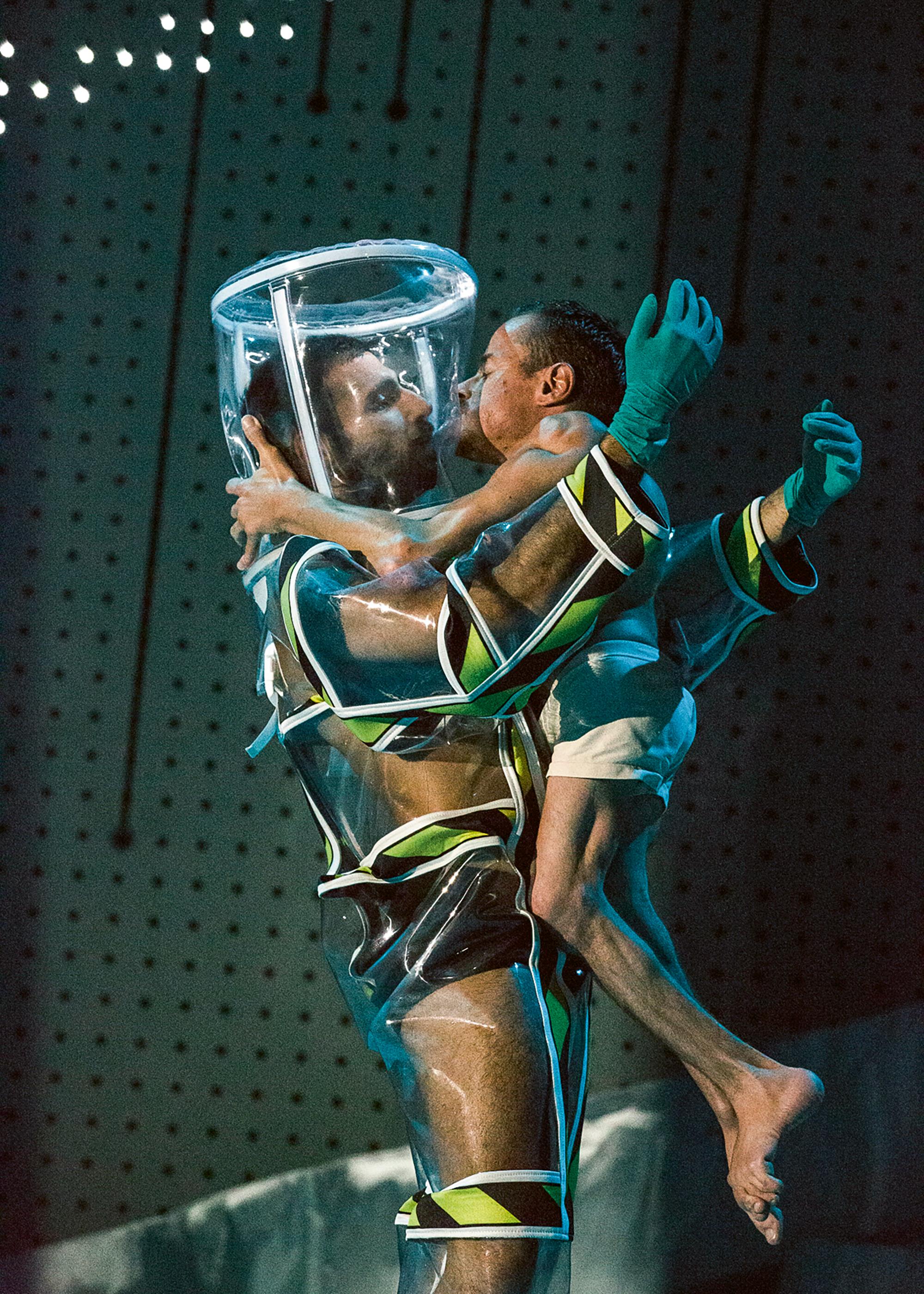 Joseph Gebrael und Erwin Aljukić in „Touch“ von Falk Richter & Anouk van Dijk