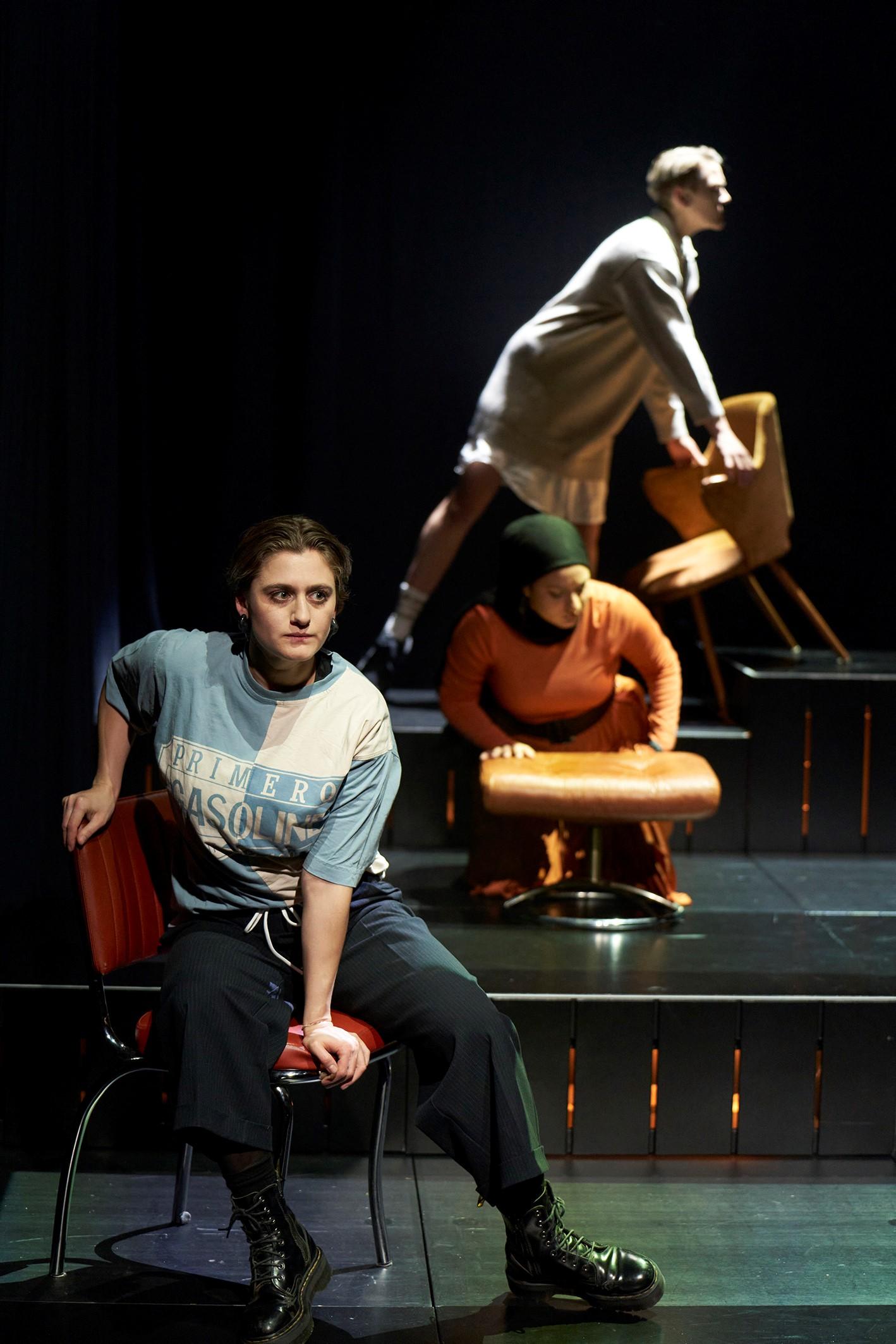 Sümeyra Yılmaz (vorne), Dana Zaidan und Charlie Wyrsch in der Uraufführung von „Tabak“ am Schauspiel Essen. Foto Nils Heck