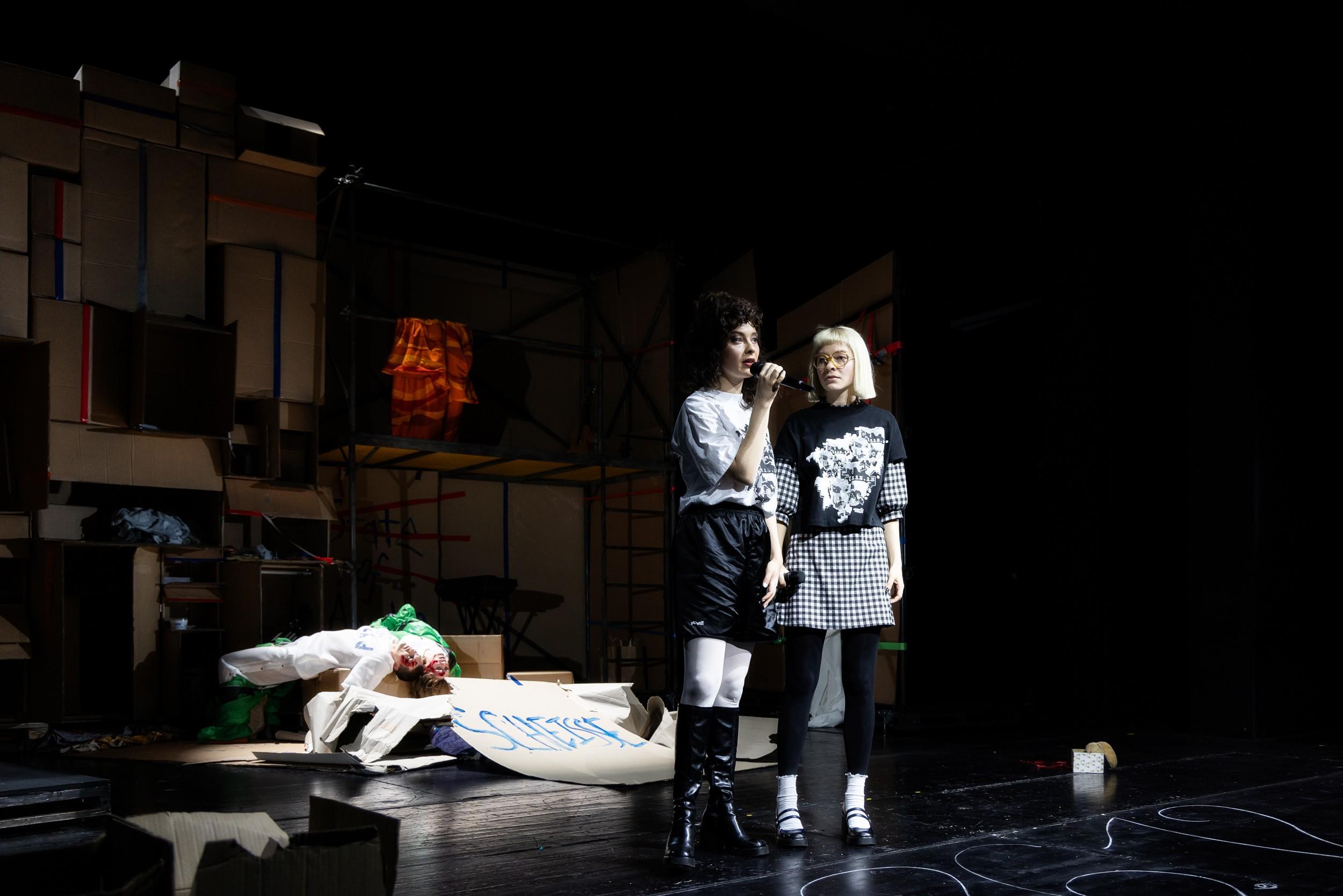 Lennart Preining, Laura Talenti, Maria Wördemann und Klara Wördemann in „Entrückt“ in der Regie von Jan Bosse am Hessischen Staatstheater Wiesbaden. Foto Laura Nickel