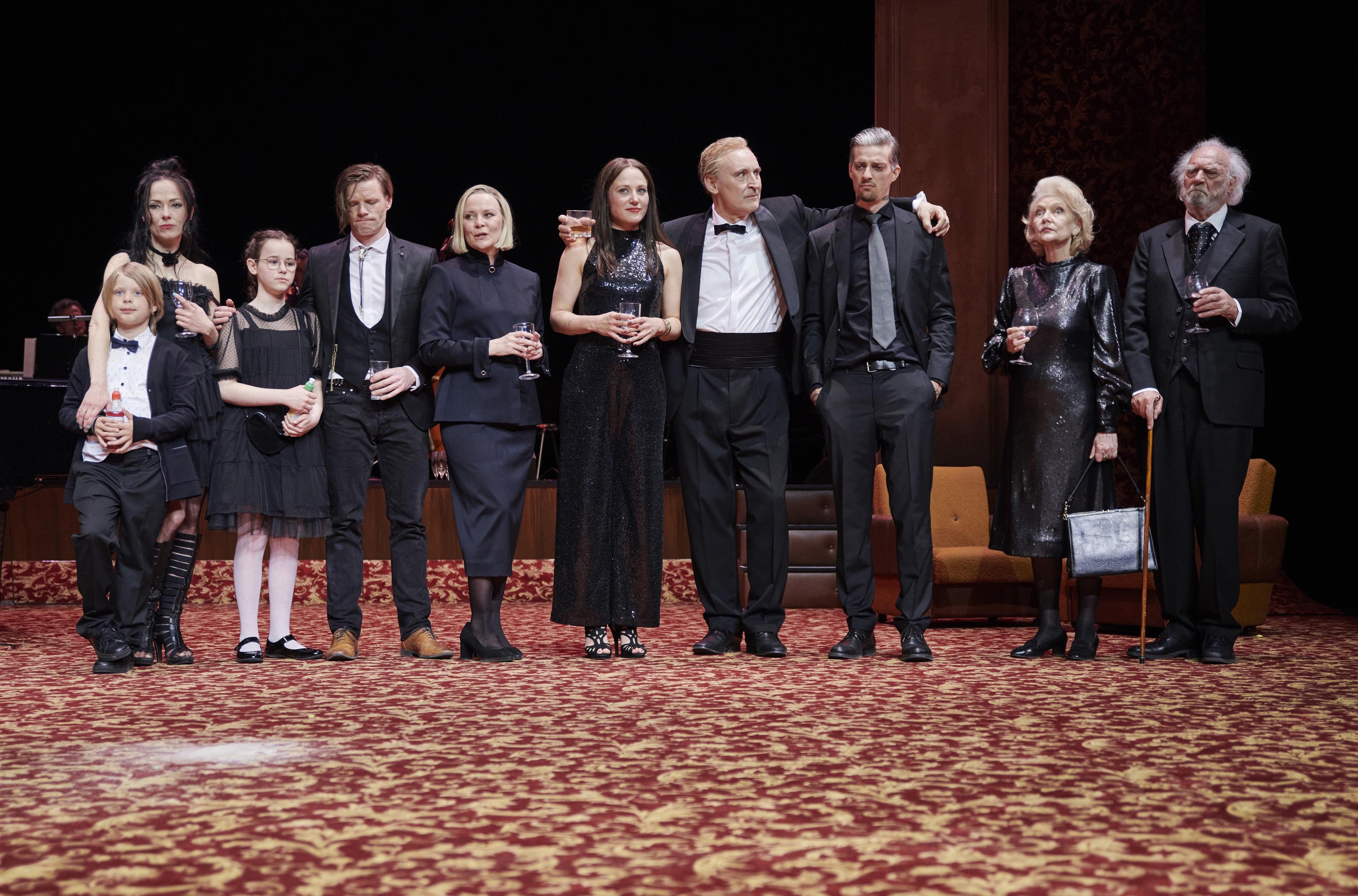 „Das Fest“ nach dem Originaldrehbuch „Festen" von Thomas Vinterberg und Mogens Rukov unter der Regie von Bettina Jahnke am Hans Otto Theater in Potsdam.