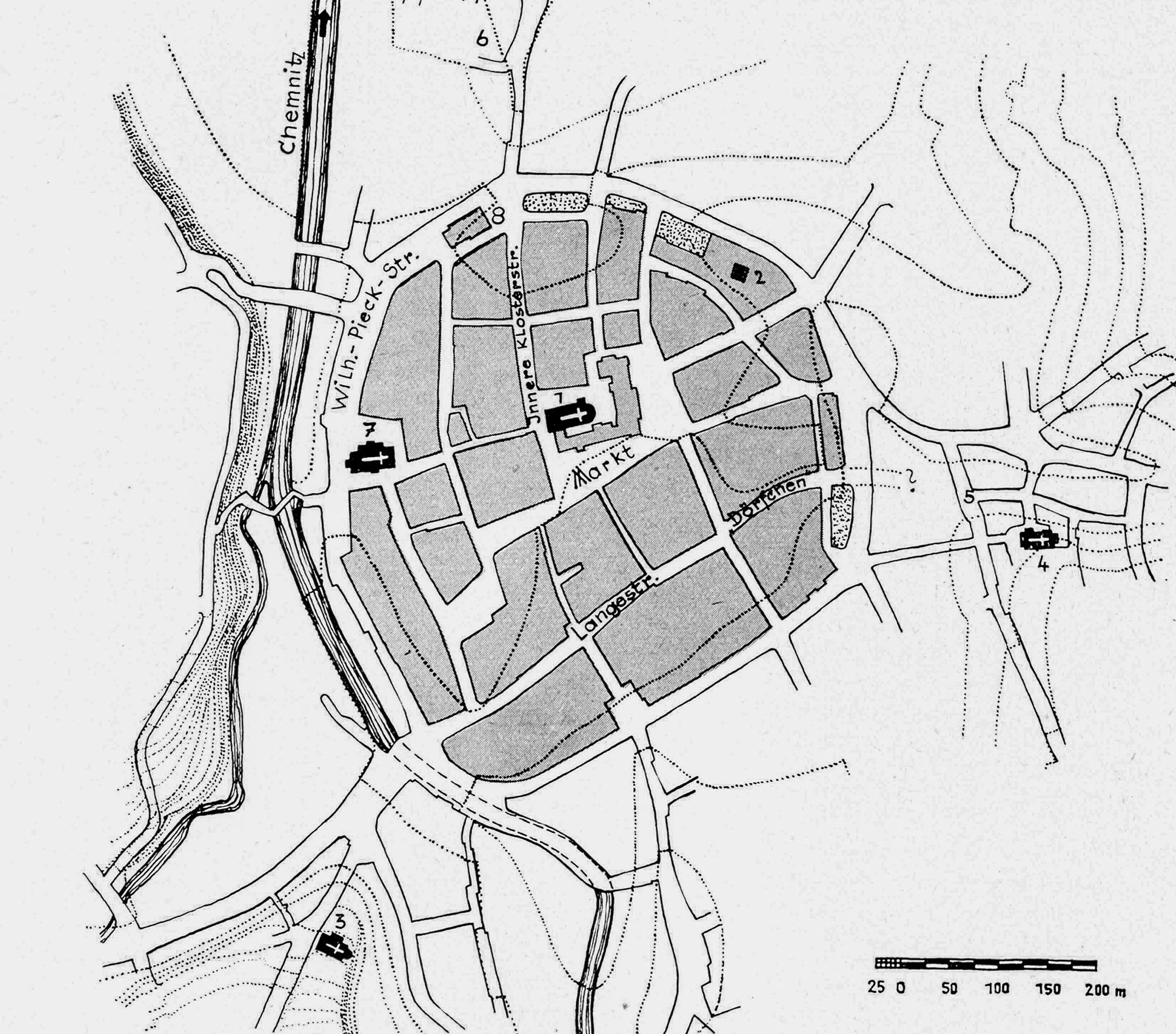 „Karl-Marx-Stadt, Stadtkern vor der Zerstörung, 1 St. Jacobi (rom. Marktkirche), 2 Roter Turm, 3 St. Nikolai und Nikolaivorstadt, 4 St. Johannis und Johannisvorstadt, 5 Sitzeplan, 6 Klostervorstadt, 7 St. Pauli (vorh. Franziskanerkloster), 8 Schauspielhaus“. Obgleich der Plan den Zustand vor 1945 zeigt, findet sich anstelle der historischen Theaterstraße bereits die Neubezeichnung Wilhelm-Pieck-Straße von 1951.