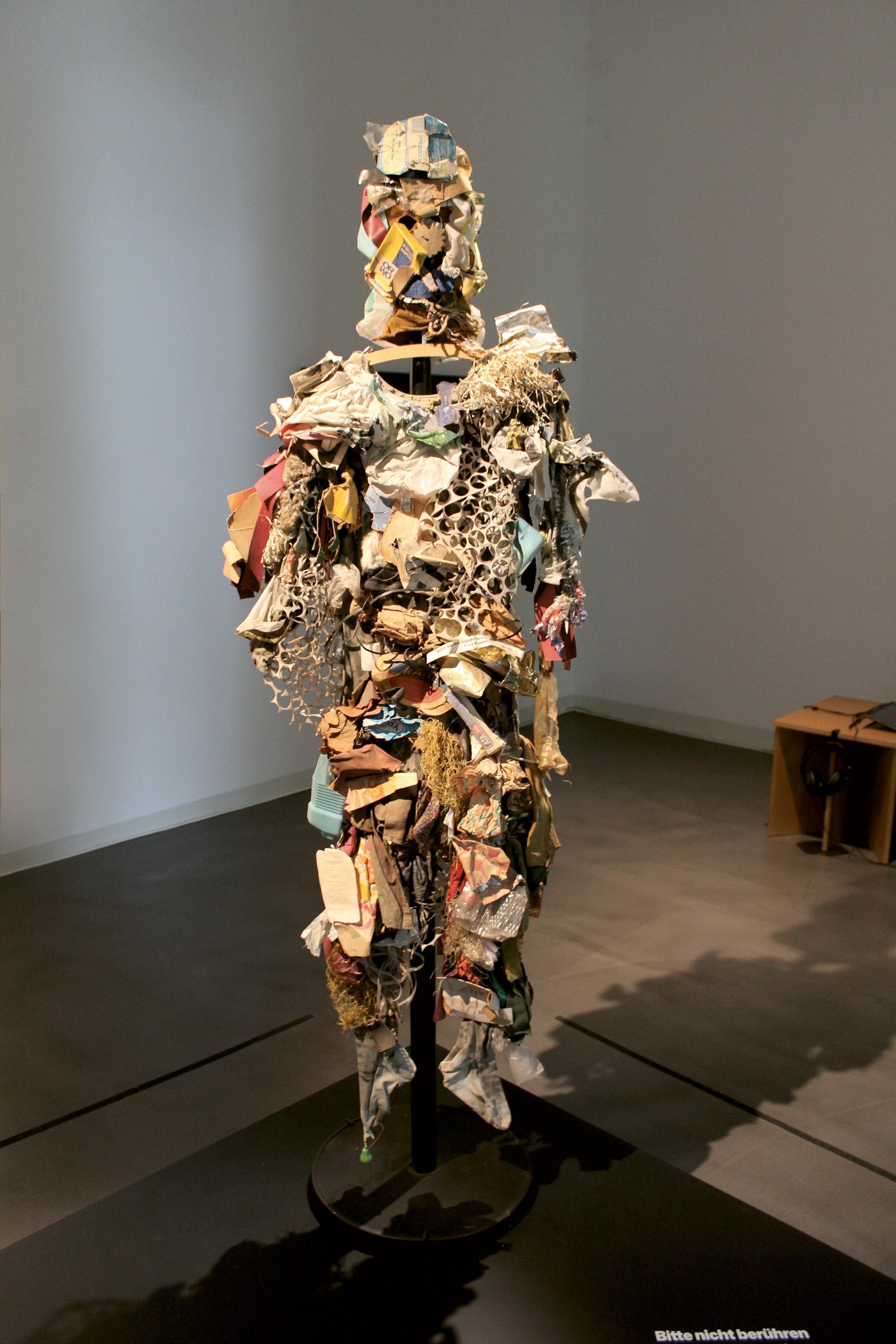 „Müllkostüm“ (1986) von Hanne Wandtke in der Ausstellung „Aus der Reihe tanzen. Aktionskünstlerinnen in der DDR“ (17.05.–31.08.2025) im Albertinum, Staatliche Kunstsammlungen Dresden, 2025