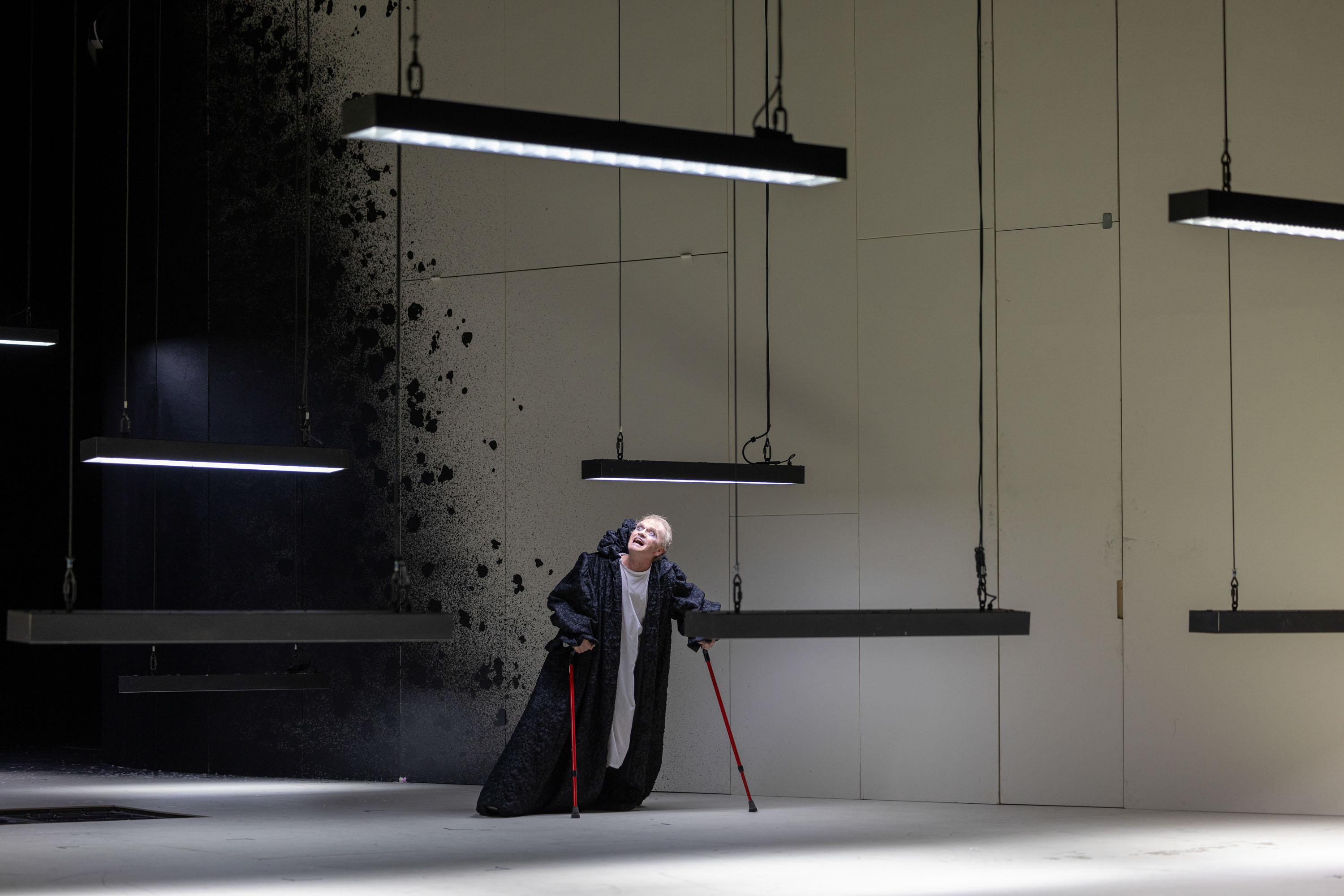 Michael Witte als Leontes in „Das Wintermärchen“ in der Regie von Yair Sherman am Theater Freiburg. Foto Britt Schilling