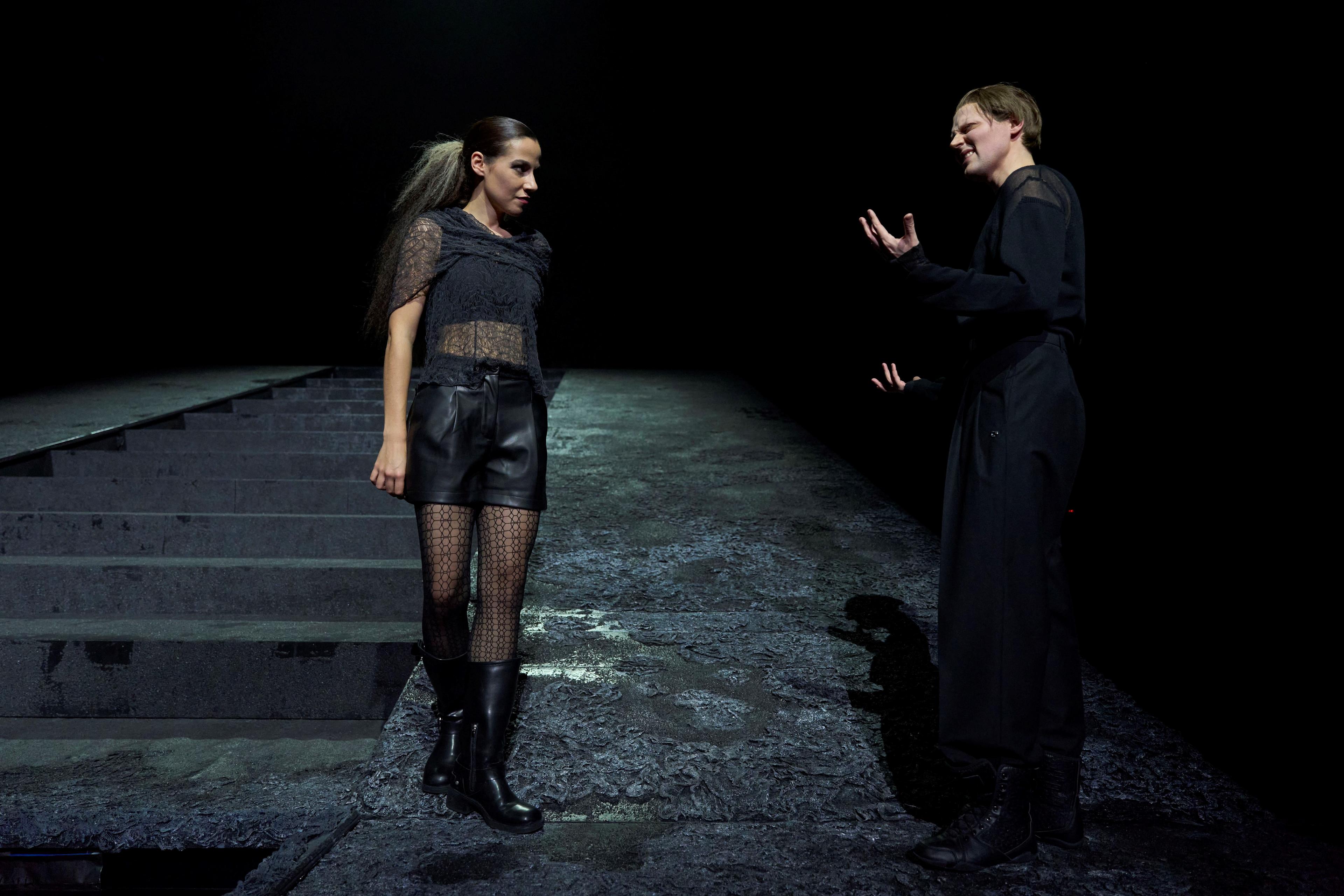 Beritan Balcı spielt eine Ophelia der Zwischentöne, Christopher Heisler als Hamlet in der Essener Inszenierung von Selen Kara.