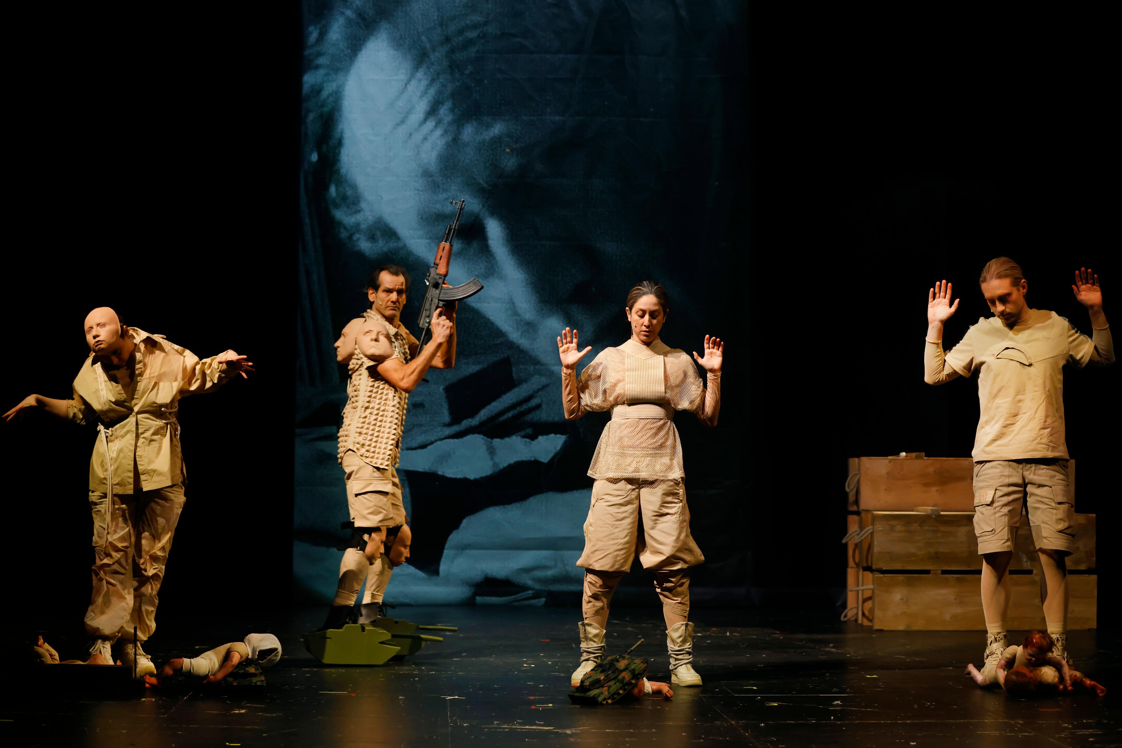 Marina Frenk, Tim Freudensprung, Vidina Popov und Mehmet Yılmaz in „Schlachten“, in der Regie von Oliver Frljić Foto: Ute Langkafel