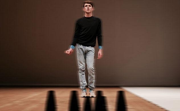 Vor, tick. Zurück, tack. Und wieder vor, tick – Henri Hütt sucht in seiner Techno-Performance „Rhythm is a Dancer“ nach seinem Lebensrhythmus. Foto Hannes Aasamets