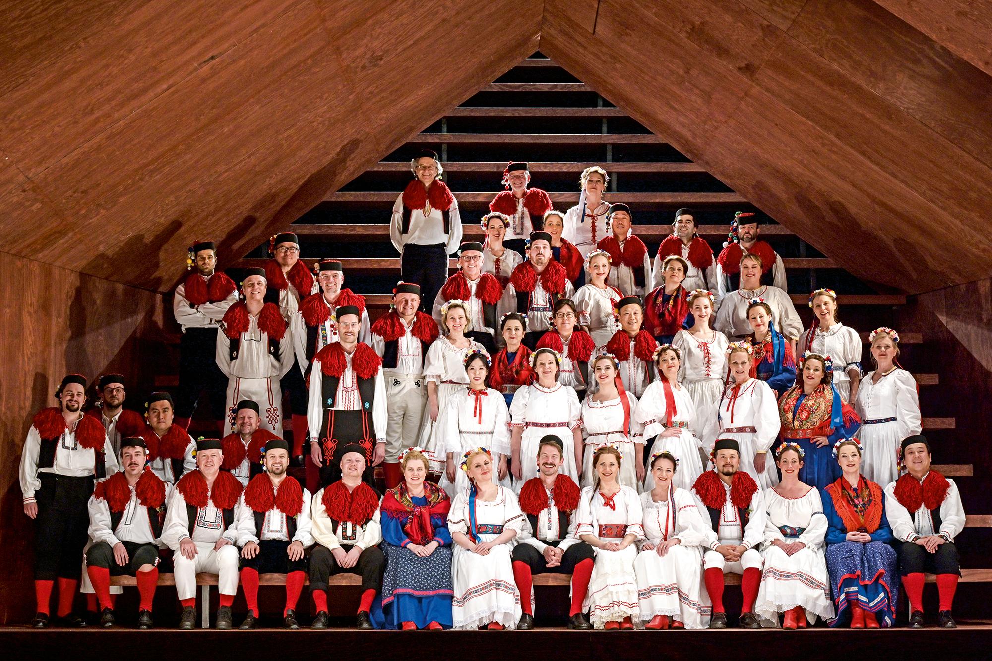 Chor der Deutschen Oper am Rhein im Szenenbild von »Jenůfa«, 2024