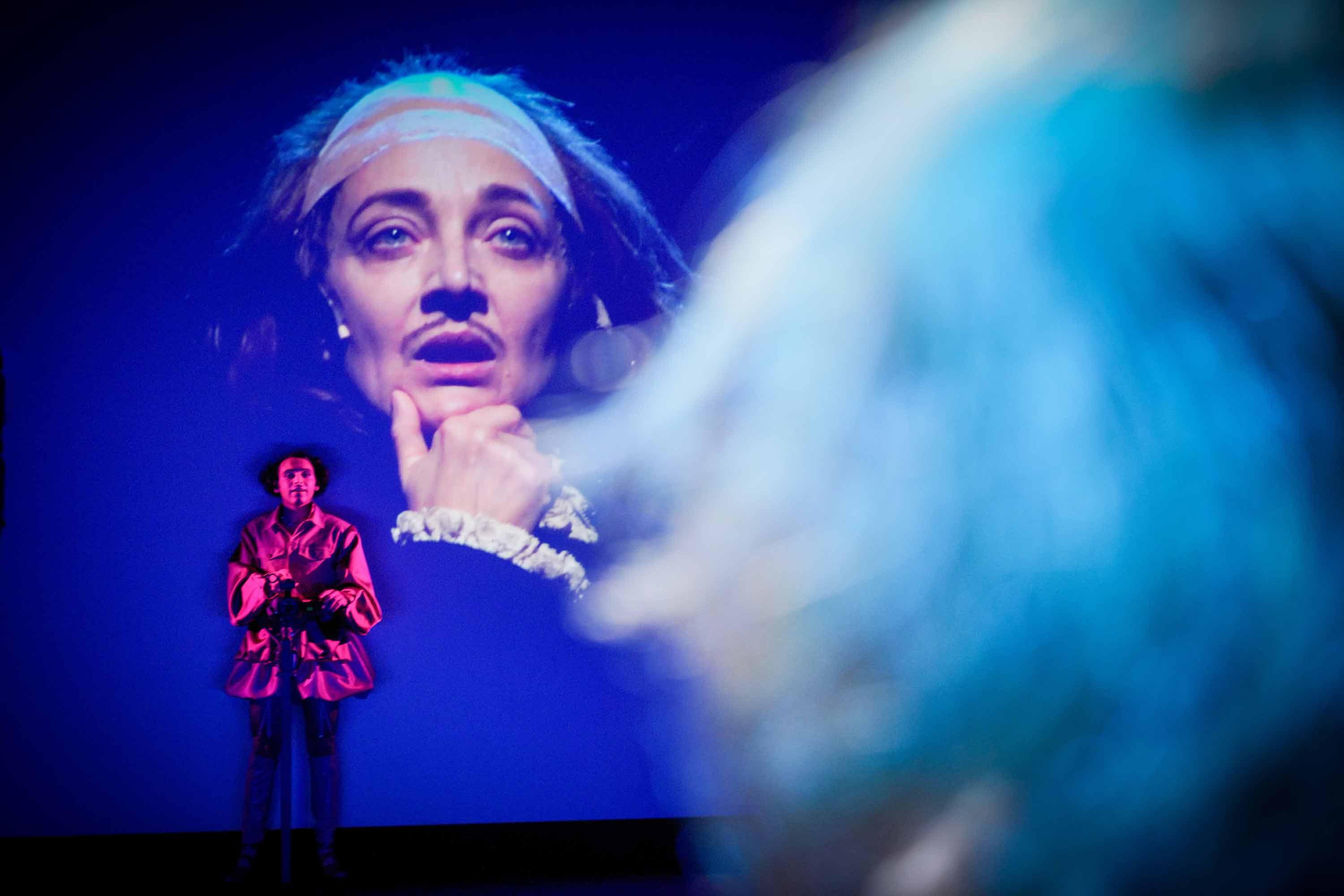 Caner Sunar und Regine Zimmermann in „As you fucking like it“ nach Shakespeare in der Regie von Bastian Krafft am Deutschen Theater. Foto Arno Declair 