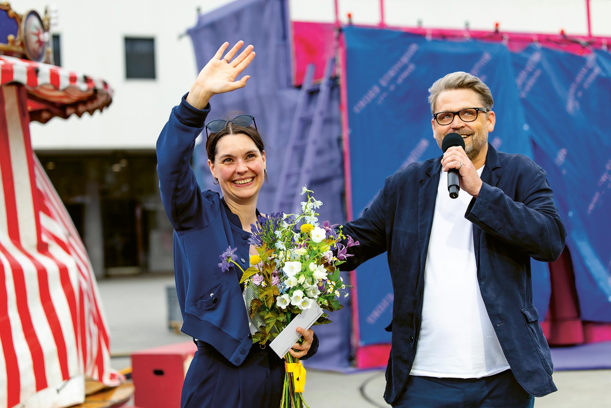 Düsseldorfer Schauspielhaus Juli 2025 — Chefdramaturg Robert Koall beglückwünscht die 250.000. Besucherin der Saison 2024/25.