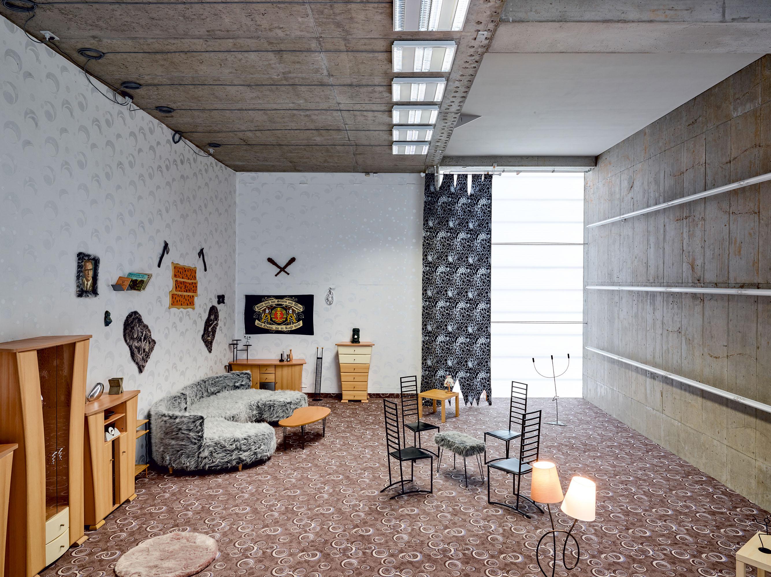 Installationen von Henrike Naumann: „Ostalgie (Urgesellschaft)“ (2019)
