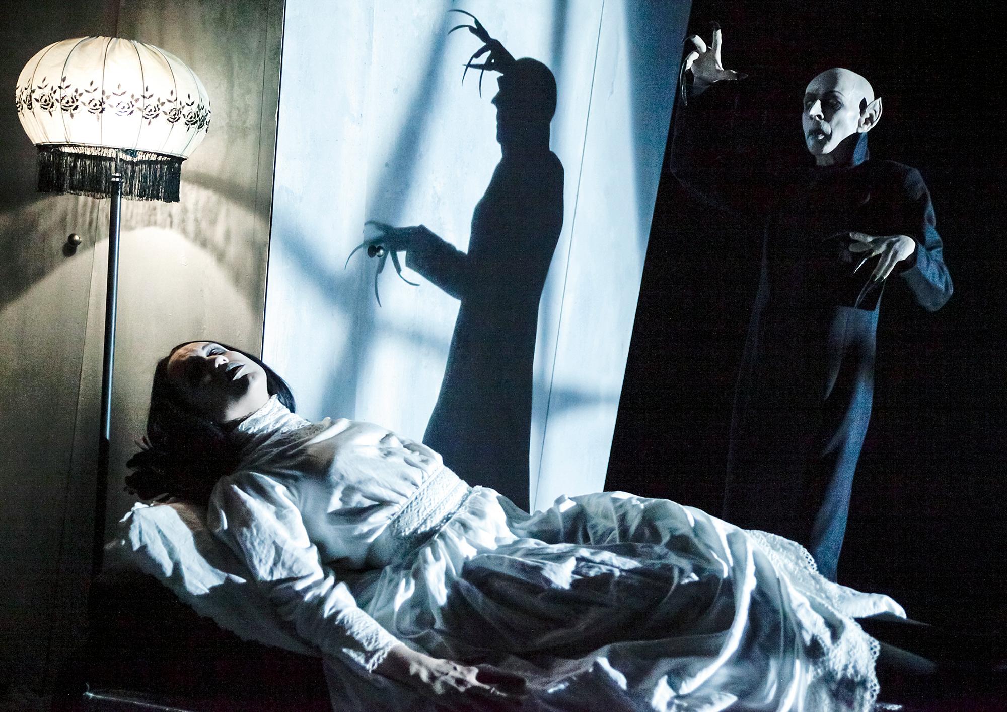 Annika Meier und Uwe Rohbeck in „Nosferatu lebt!“. Regie Jörg Buttgereit am Theater Dortmund