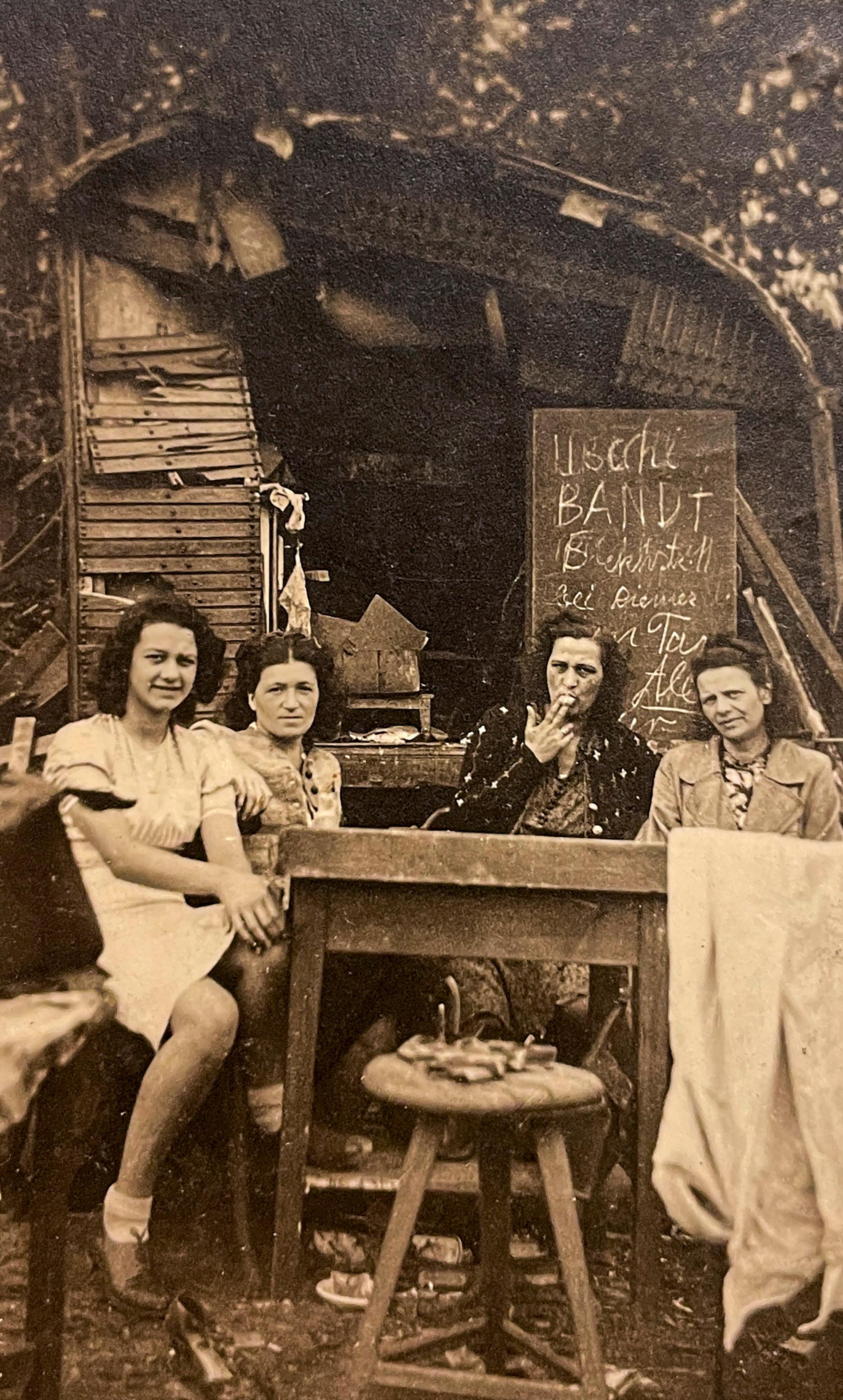 Uschi Bandt, Mutter von Sylvia Wünsch, mit ihren Kolleginnen vor ihrem zerstörten Zirkuswagen (1945).