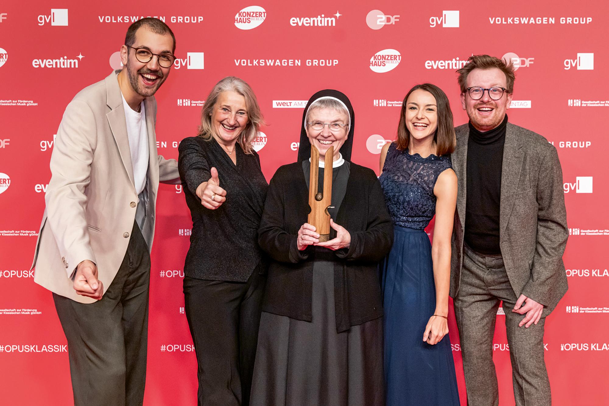 Bei der Gala-Preisverleihung in Berlin nahm ein Teil des Teams den OPUS KLASSIK in Empfang: Thorben Schumüller, Evelyn Meining, Generaloberin Schwester M. Monika Edinger, Tamara Yasmin Quick, Max Koch (v. l. n. r.)