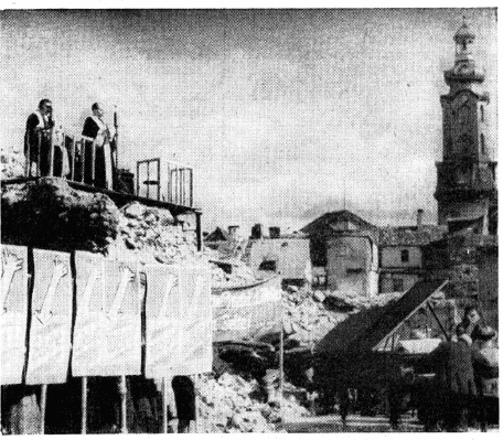 „Das tausendjährige Reich“ von Horst Lommer auf den Ruinen des Marktplatzes in Weimar in der Inszenierung des Nationaltheaters Weimar