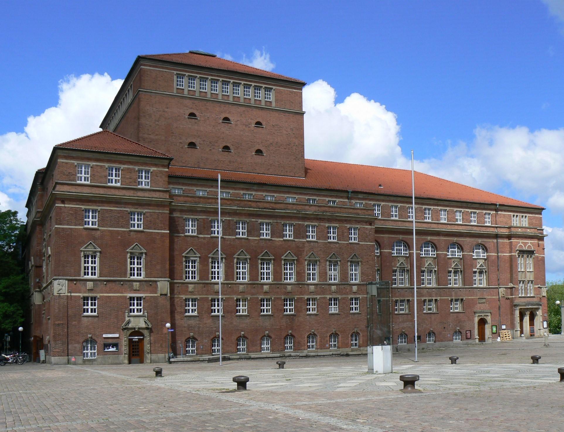 Kieler Opernhaus. Bauzeit: 1905–1907, Architekt: Heinrich Seeling, Ansicht: Südostseite des Gebäudes, Blick über de