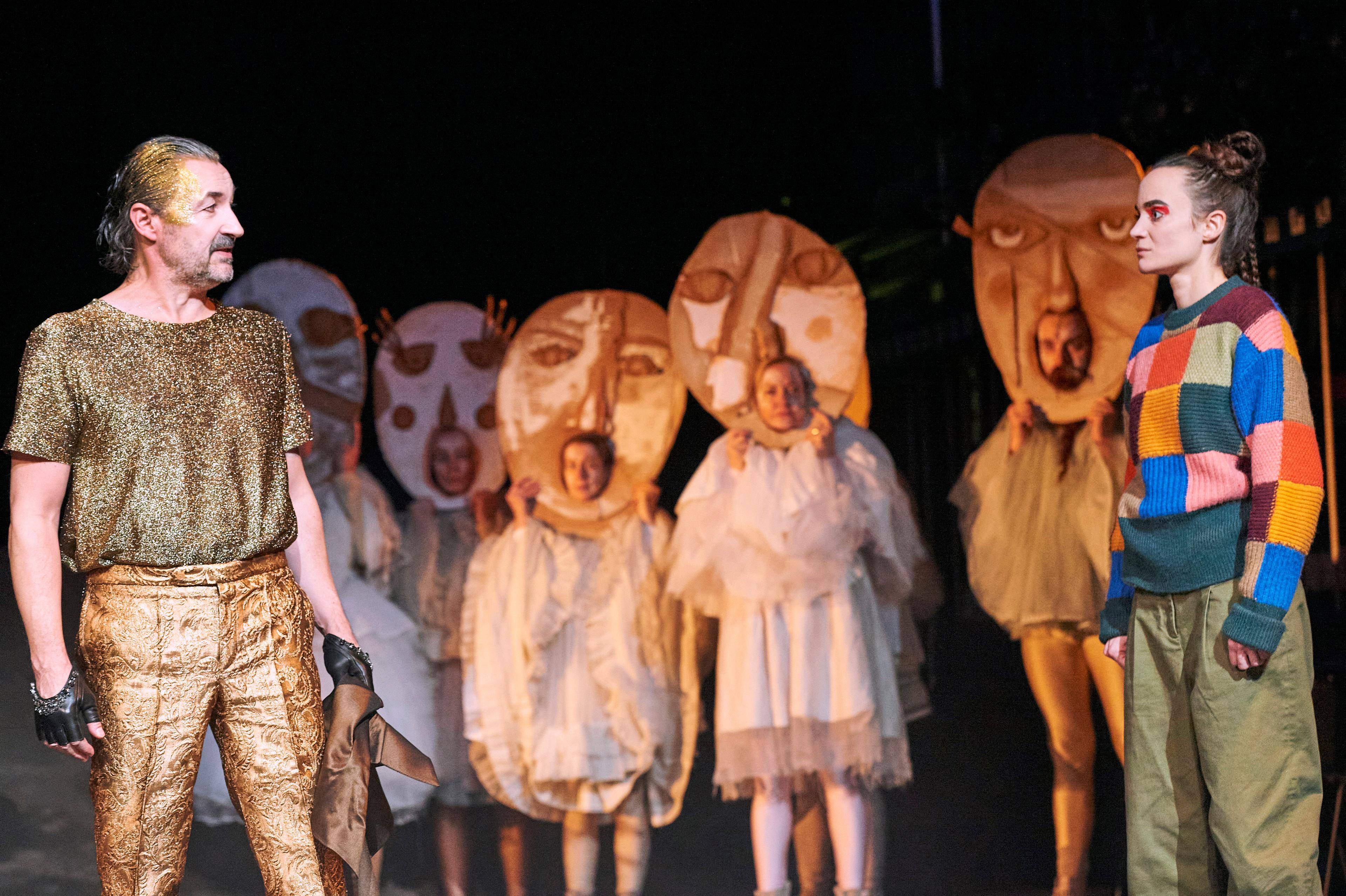 Michael Fuchs als Akamas und Lilly Gropper als Medea in „Medea. Stimmen“ in der Regie von Zino Wey am Theater Lübeck. Foto Katrin Ribbe 